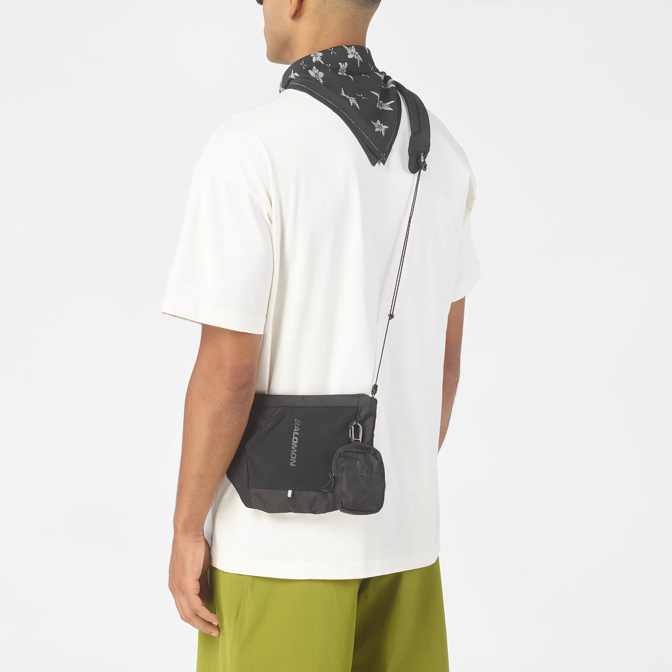 Vue arrière sacoche Salomon noire portée épaule.