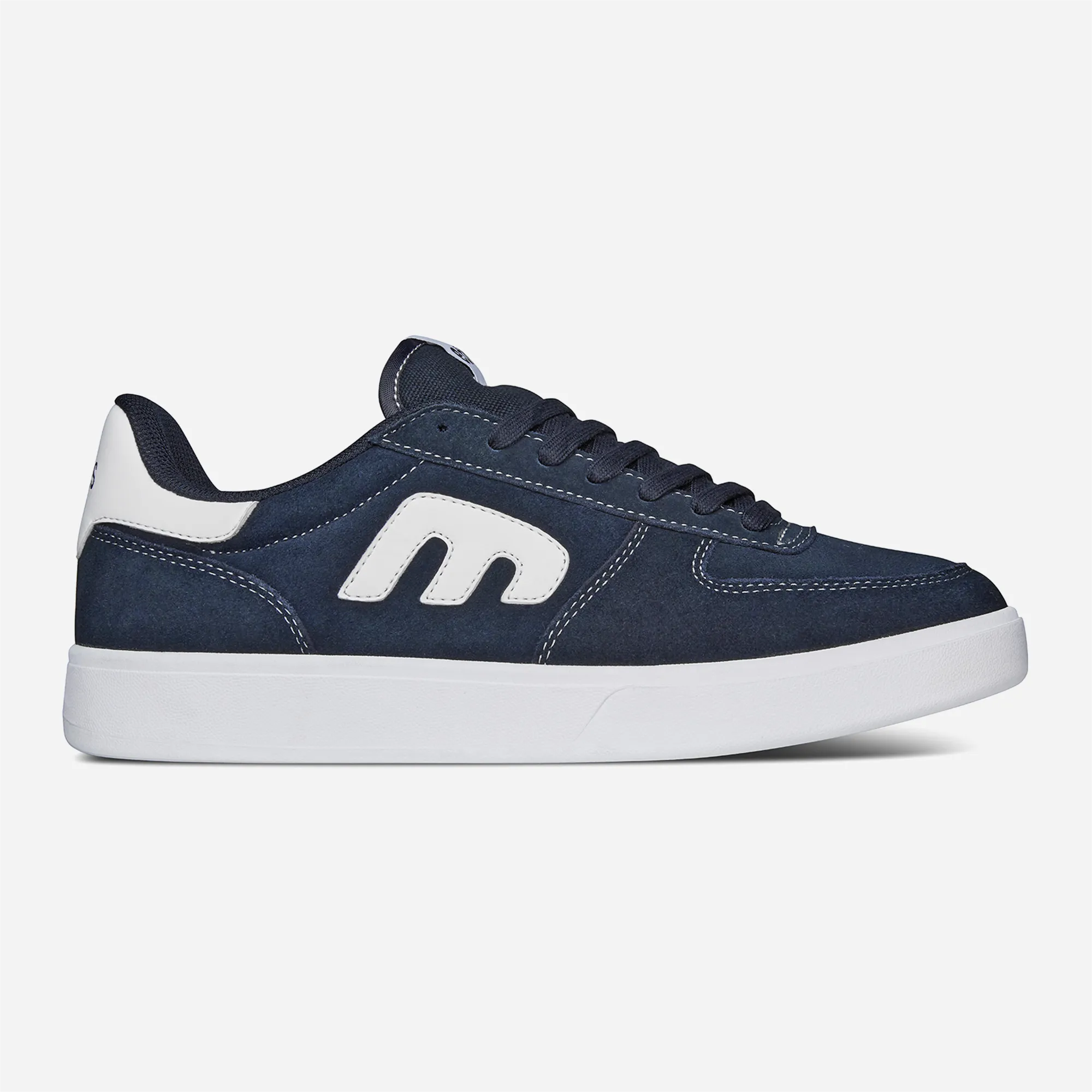 Etnies Emerson x Fos Navy White, empeigne daim bleu marine et détails blancs, vue profil