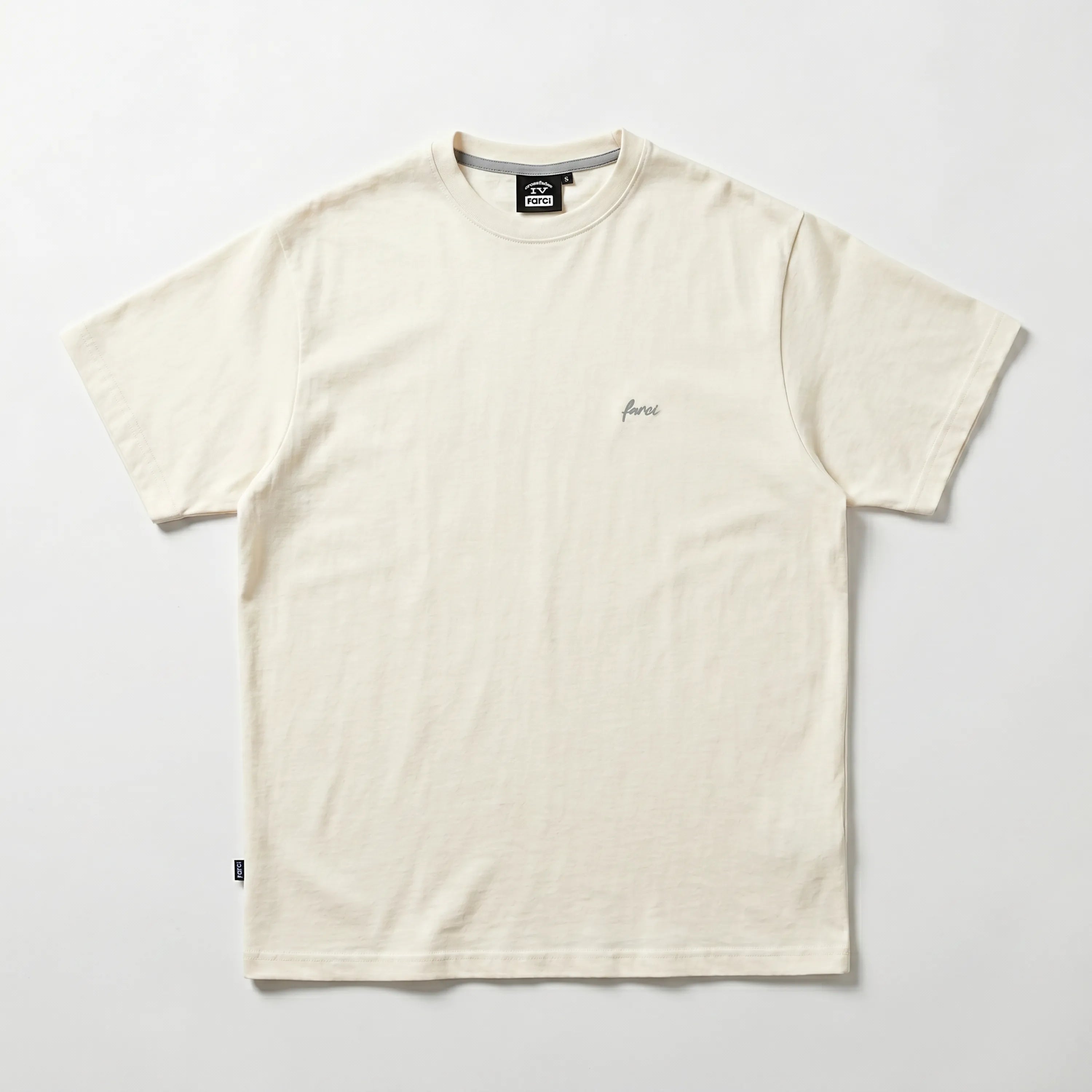 Face du t-shirt premium Farci Studio Digger Beige en coton lourd avec logo brodé gris.