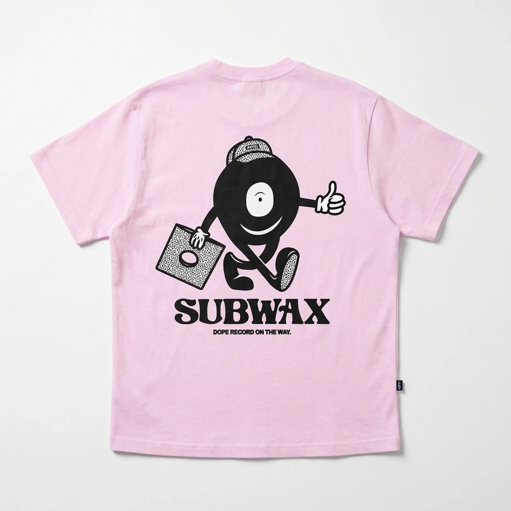 T-shirt streetwear rose Farci Studio Subwax dos avec grand print noir de vinyle cartoon et texte Subwax.