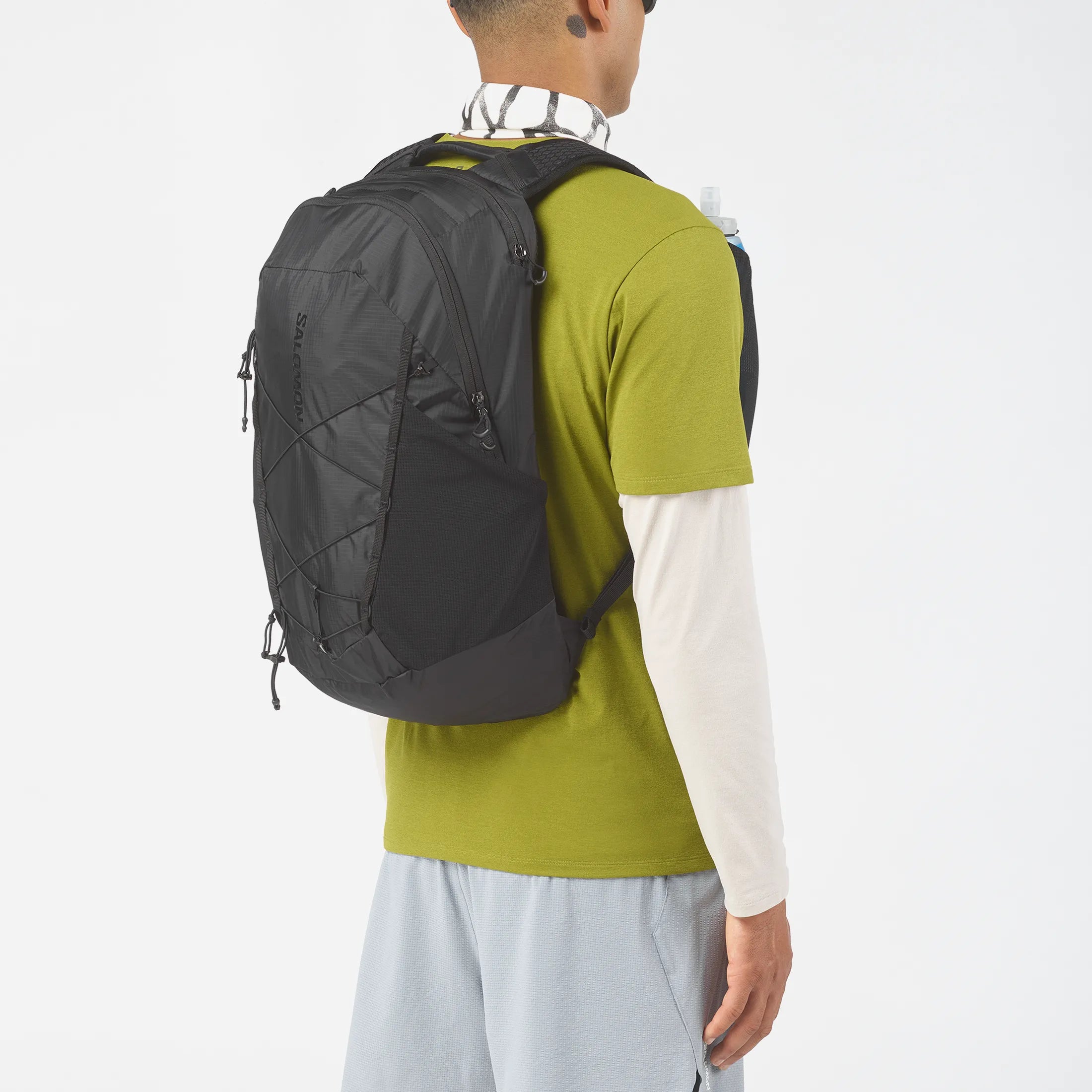 Vue arrière sac à dos Salomon XT 25 porté style urbain.