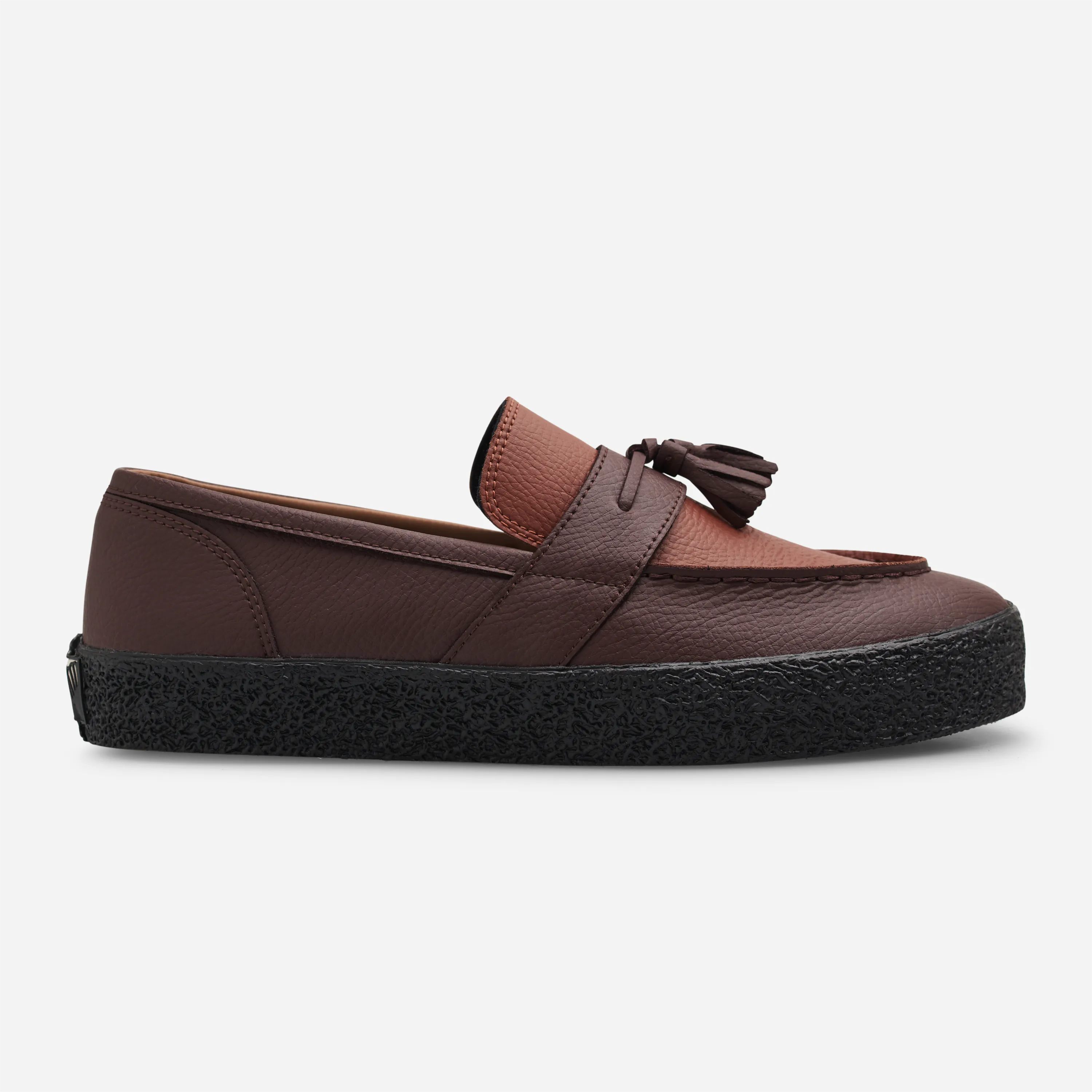 Paire de mocassins de skate Last Resort AB VM005 Loafer montrant le cuir grainé bicolore marron et la semelle vulcanisée noire.
