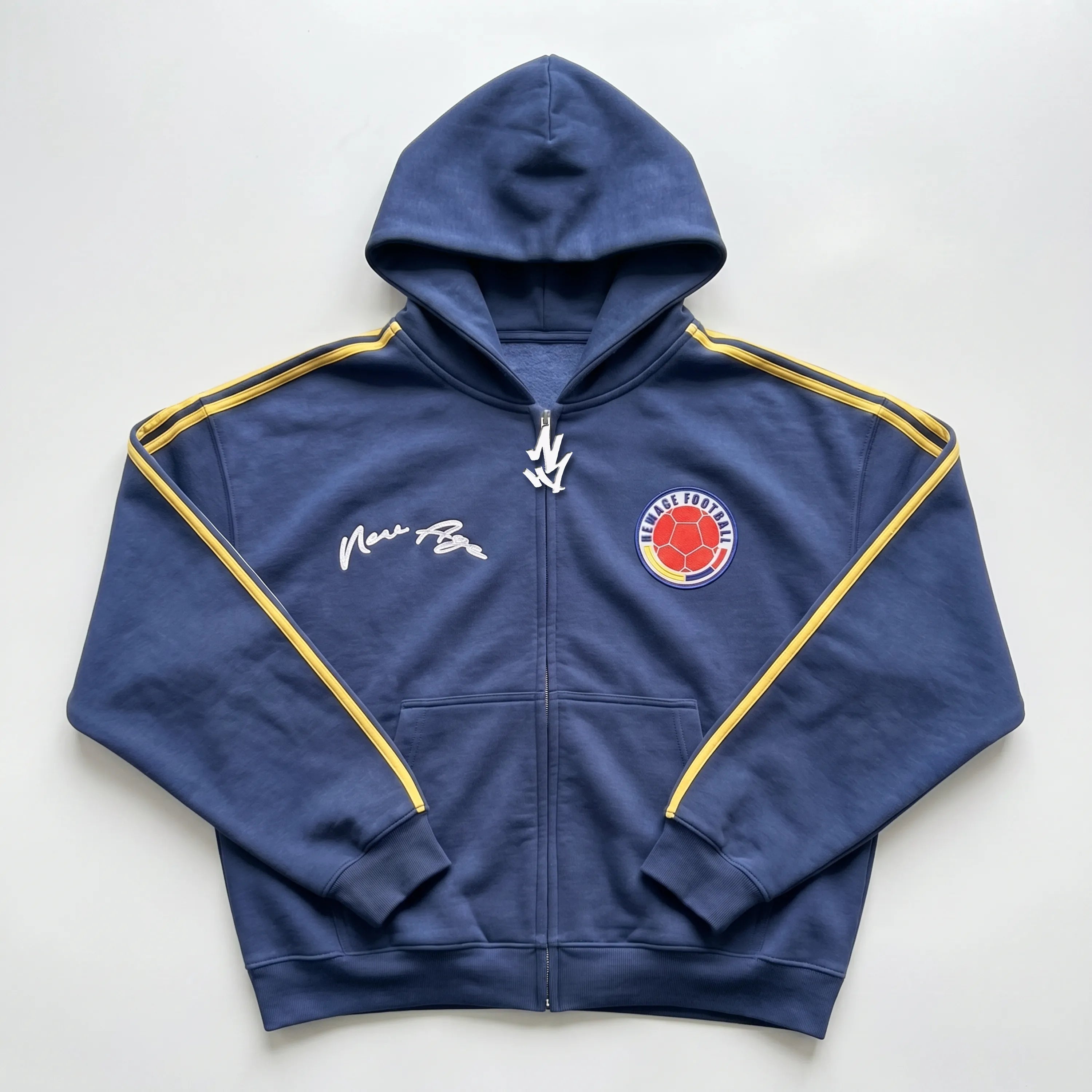 Sweat zippé Maison New Age Colombia 94 bleu délavé avec bandes jaunes sur les manches.