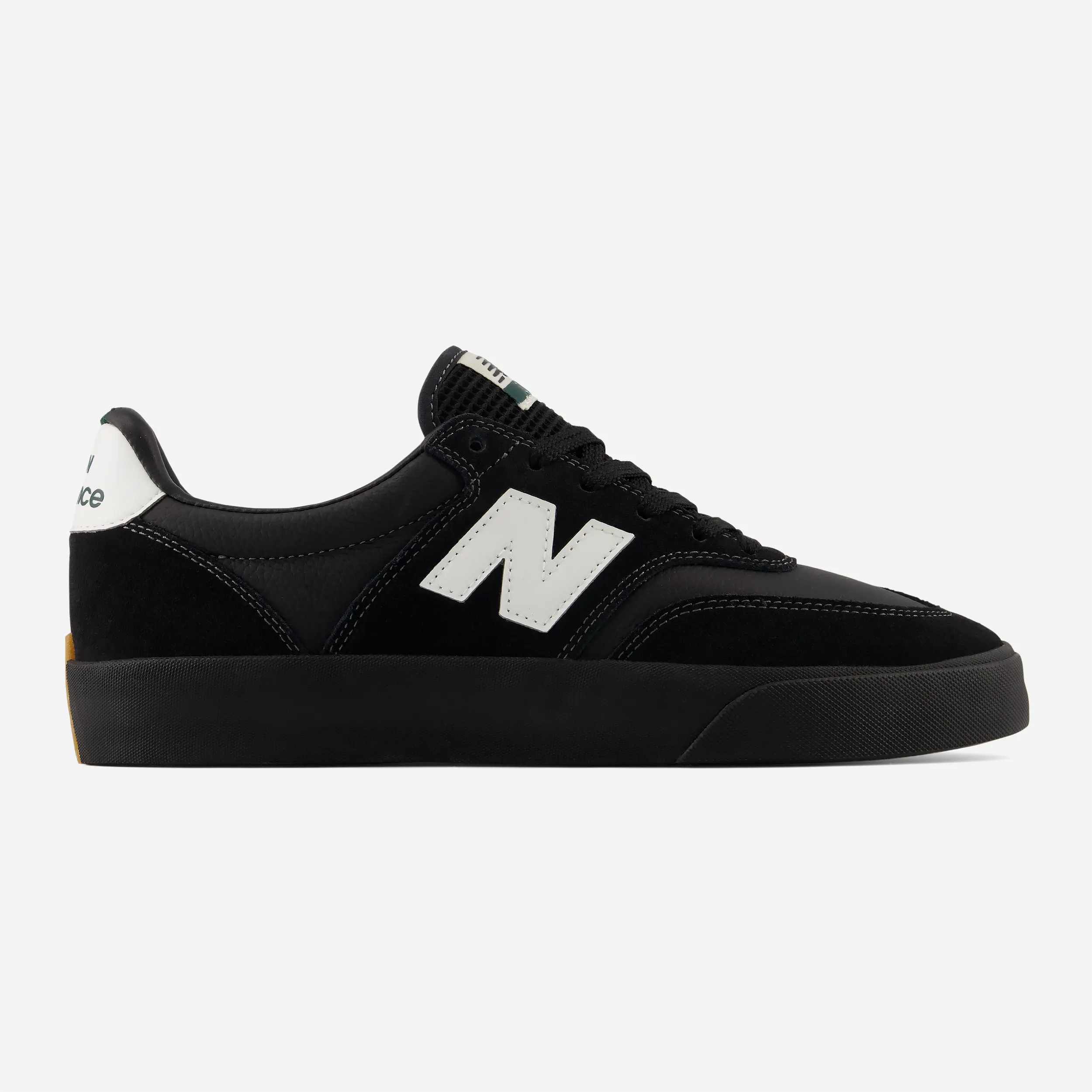 New Balance Numeric 340 Black White, sneaker skate en daim véritable, vue de profil