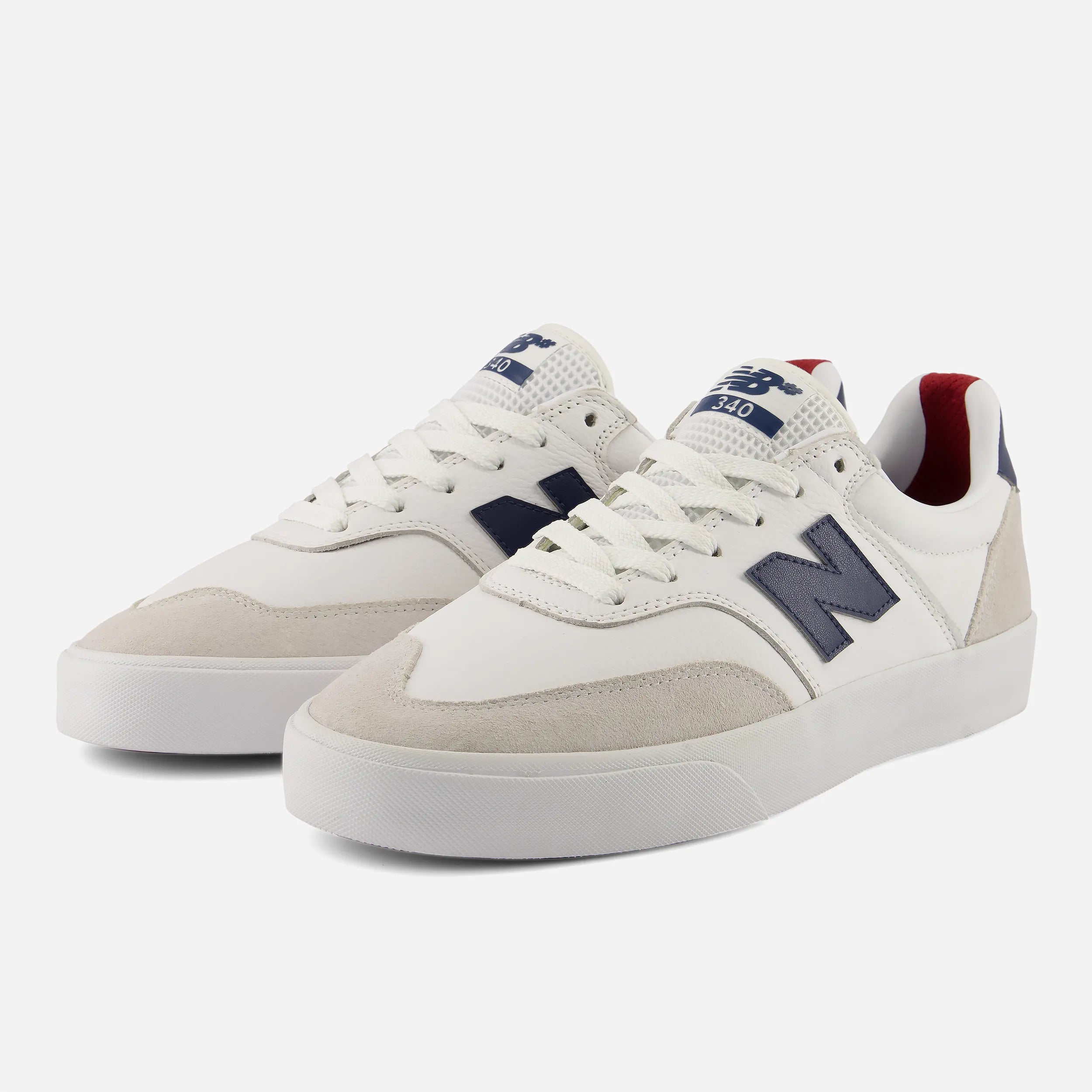 Paire New Balance Numeric 340 coloris blanc et bleu marine, semelle vulcanisée, détail matières daim et mesh