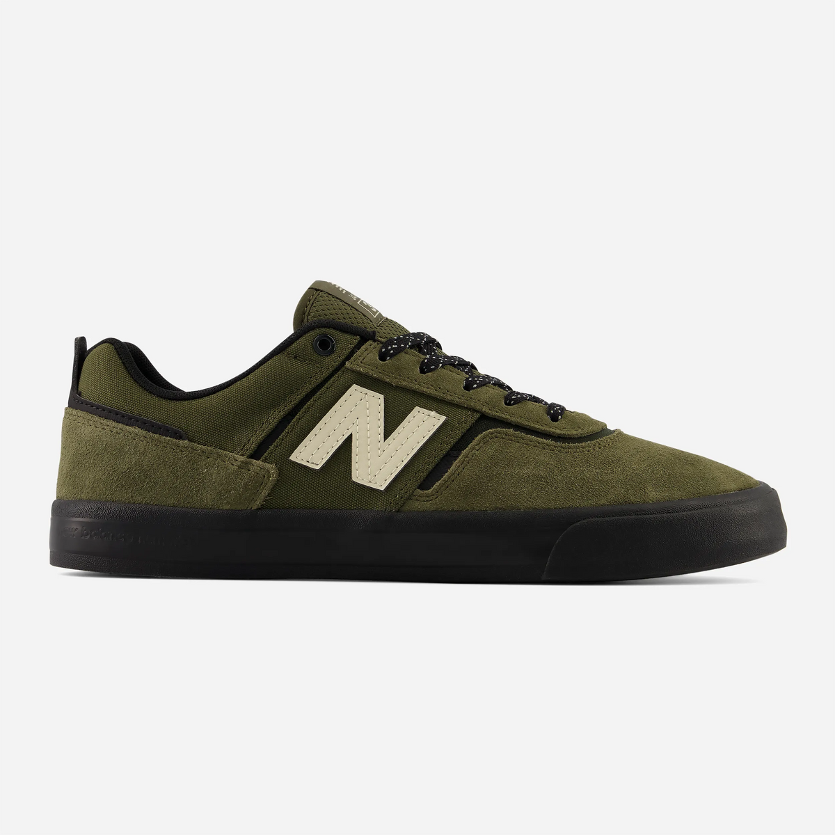 New Balance Numeric Jamie Foy 306 Dark Moss Black, sneaker skate en daim vert mousse avec semelle vulcanisée noire, vue de profil