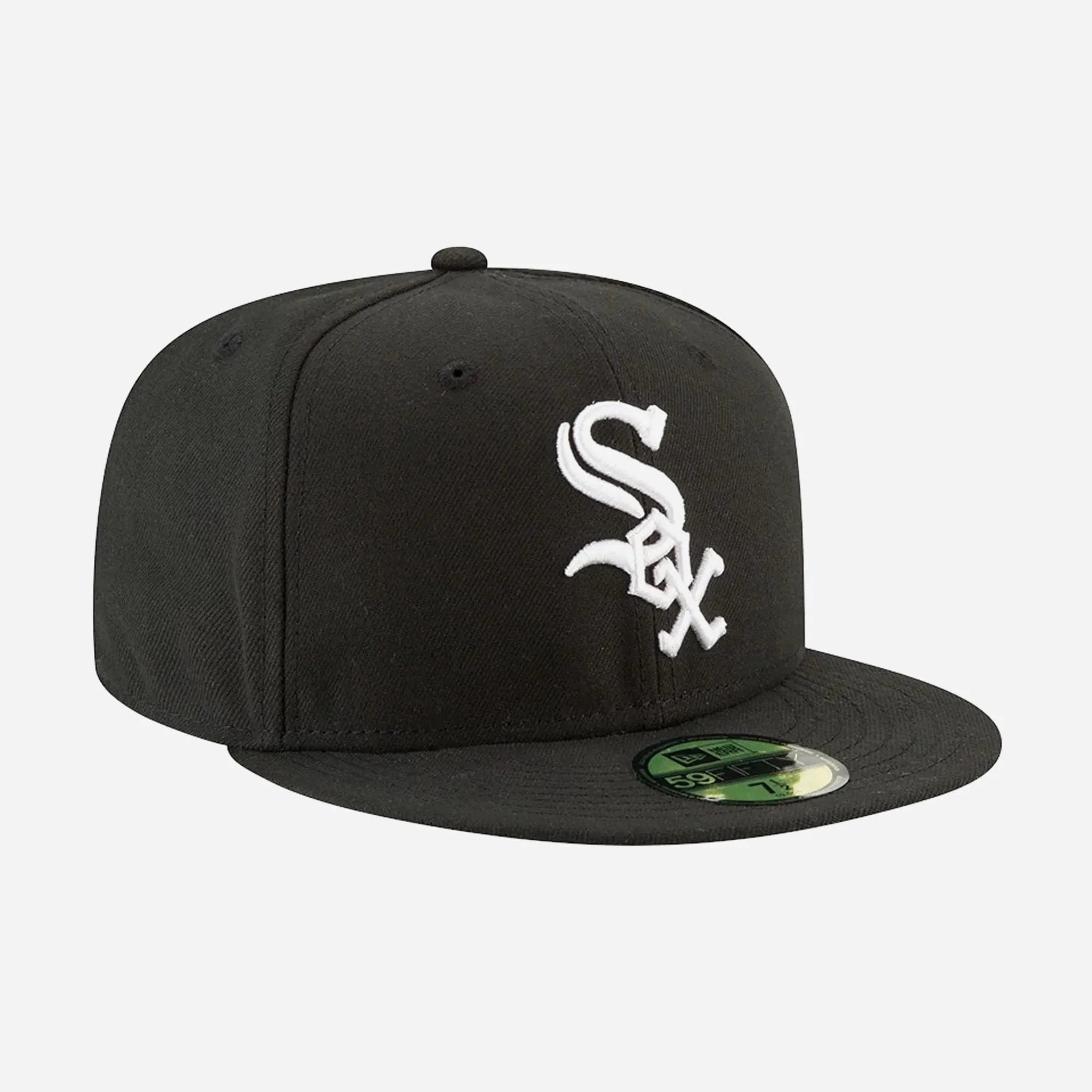 Premium streetwear New Era 59FIFTY Fitted Chicago White Sox cap in black and white.