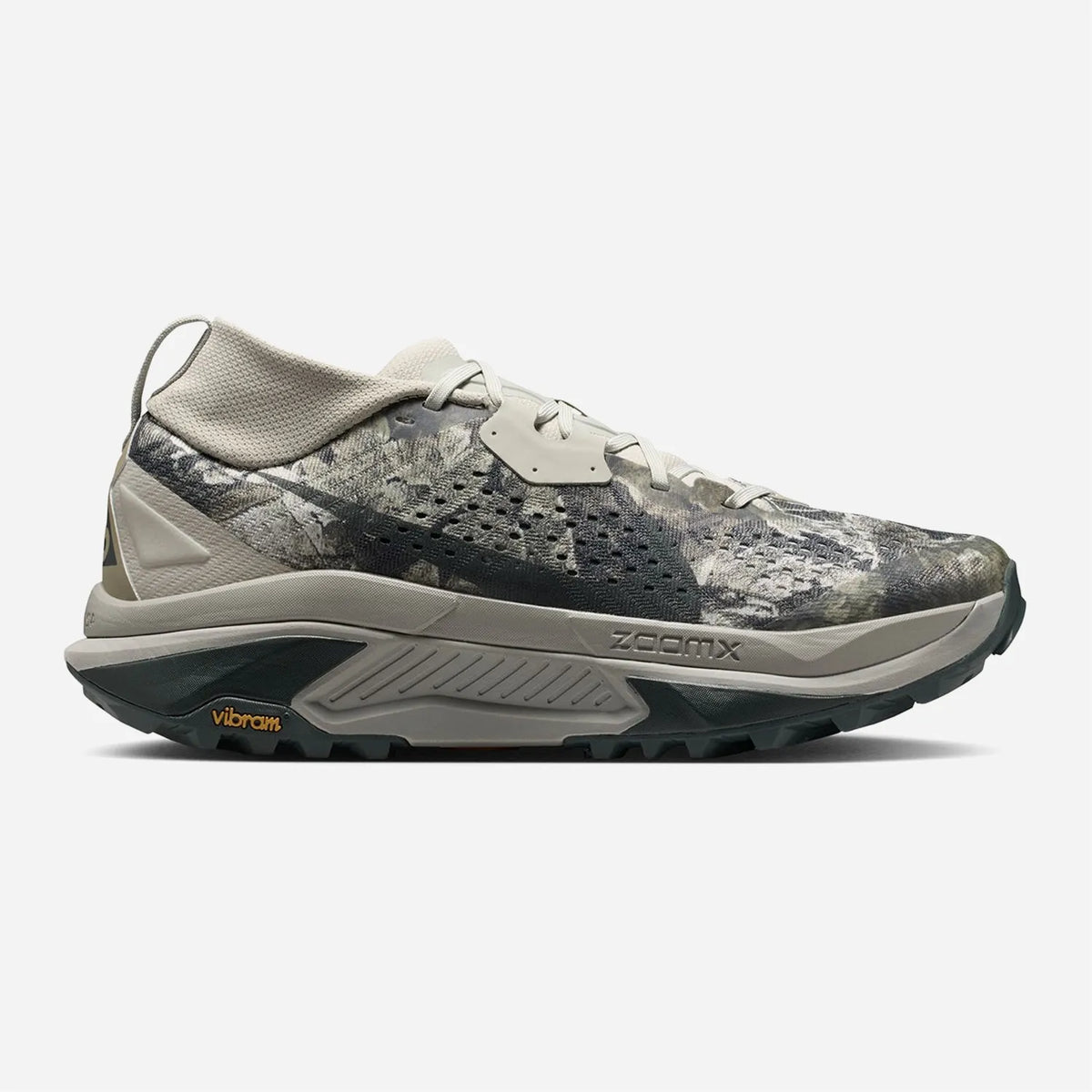 Sneaker Nike ACG Zegama Trail Spruce Fog Black, imprimé topographique gris et semelle Vibram Megagrip