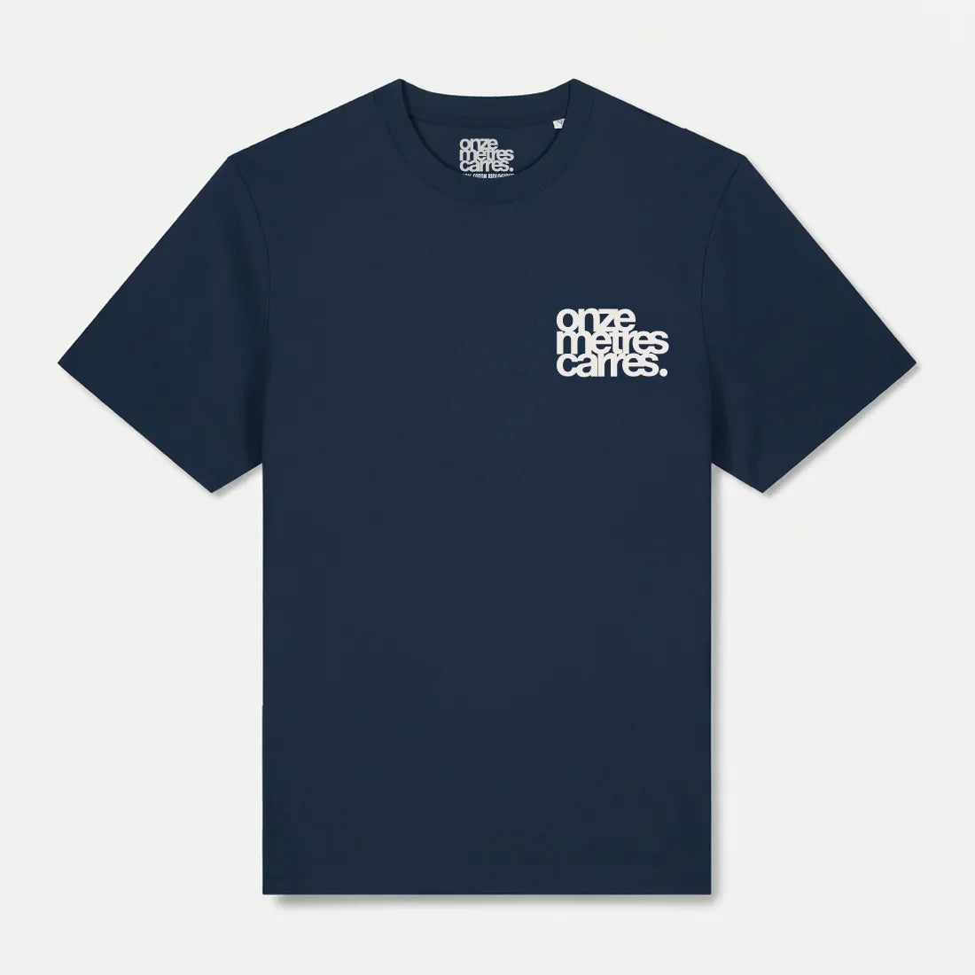 Face du t-shirt en coton lourd Onze Mètres Carrés bleu marine avec logo imprimé côté cœur.