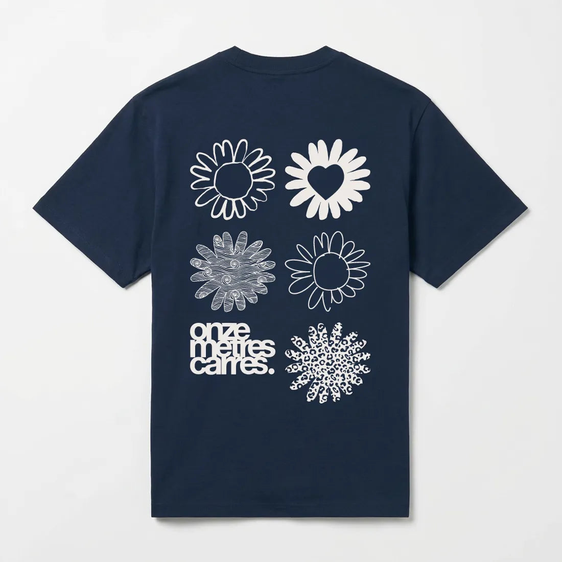 Dos du t-shirt oversize bleu marine Onze Mètres Carrés Archive avec lettrage blanc et bleu.