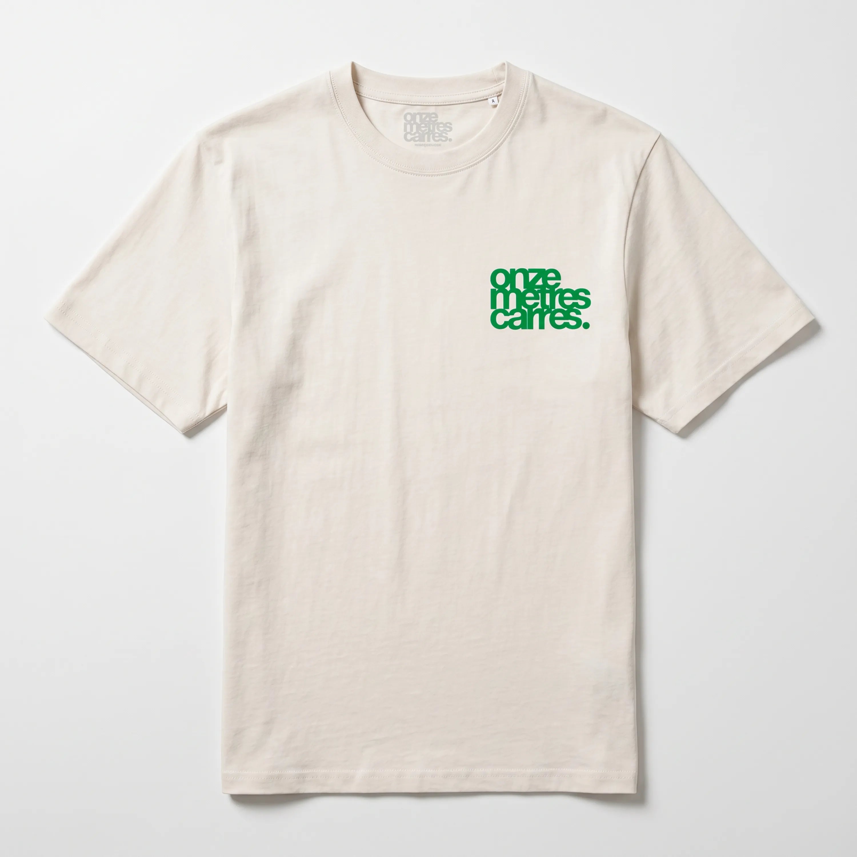 T-shirt Onze Mètres Carrés blanc cassé avec logo vert face.