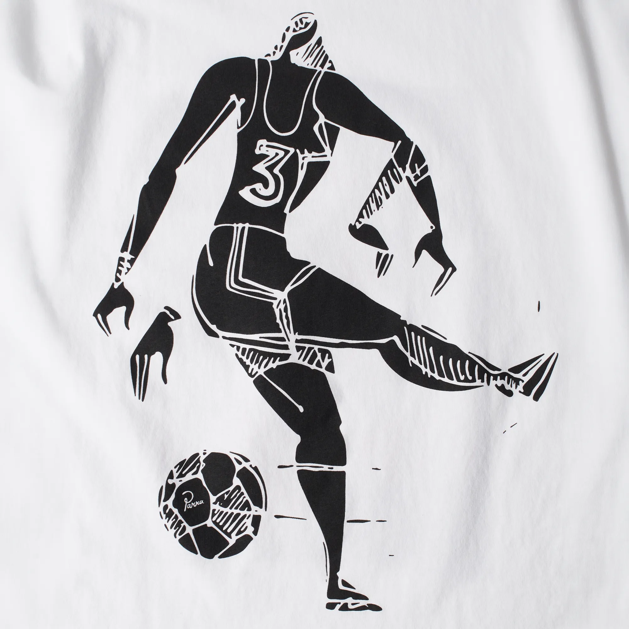 Détail de la sérigraphie monochrome au dos du t-shirt streetwear Parra Kicked around