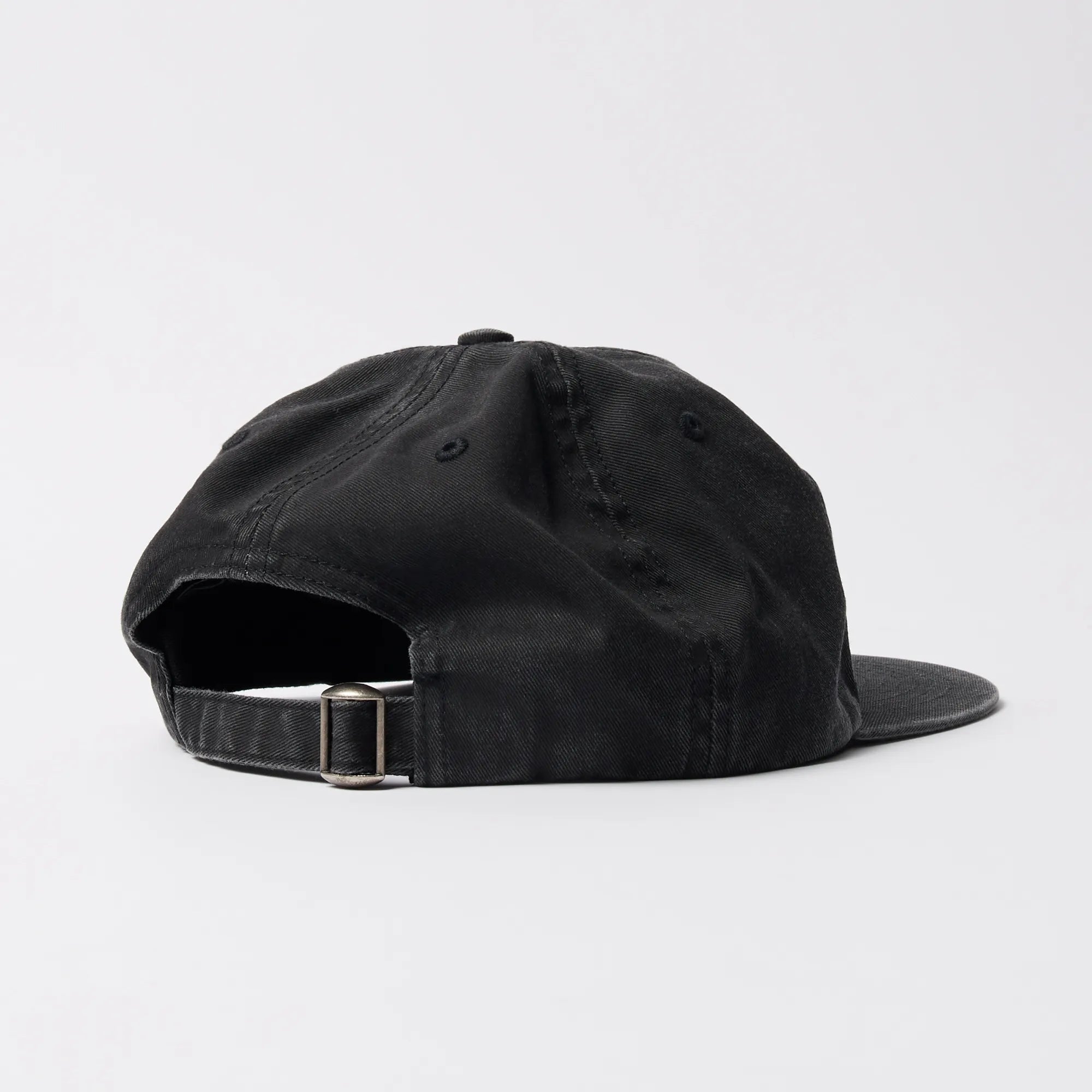 Détail fermeture arrière casquette Parra noire.