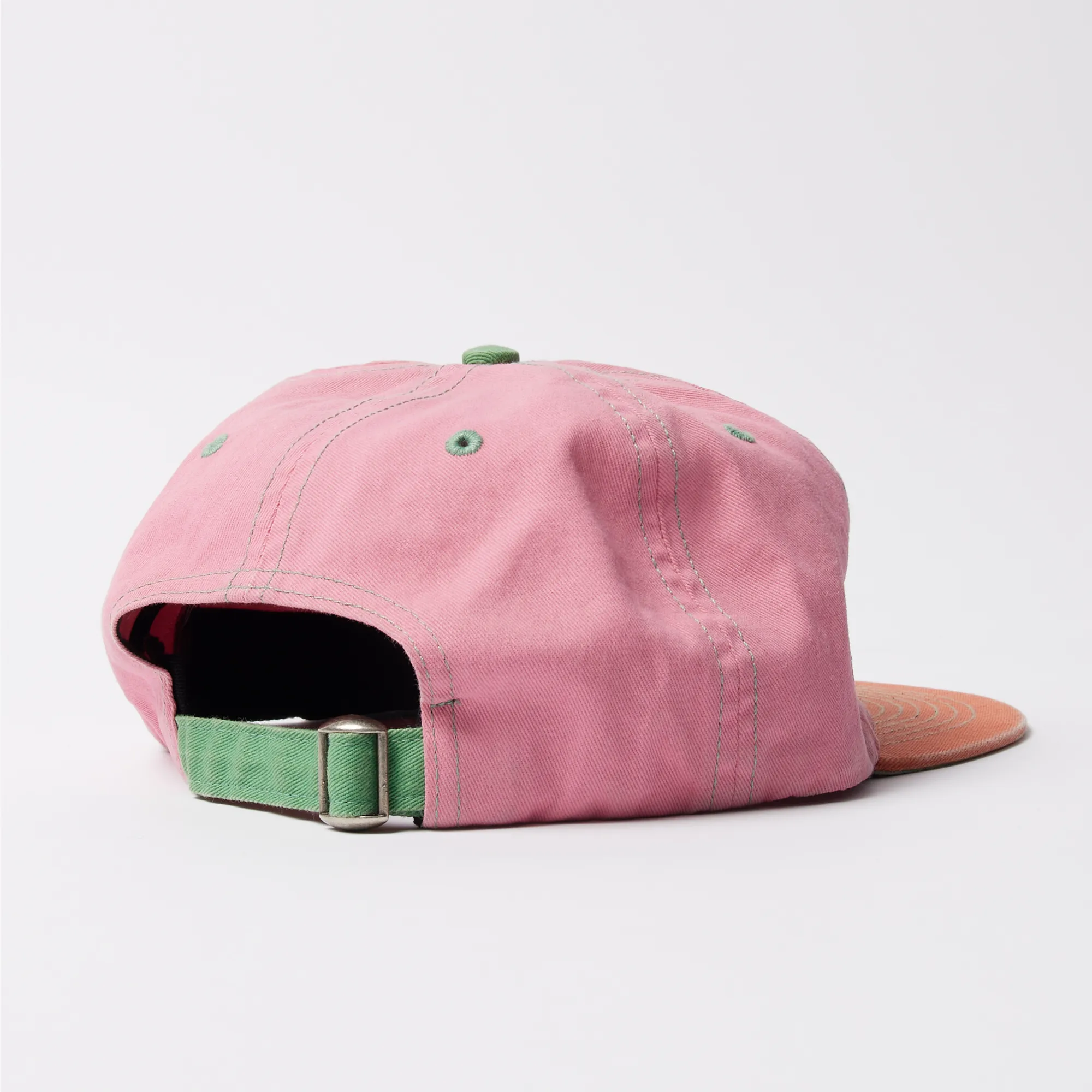 Vue arrière casquette Parra rose avec réglage vert.