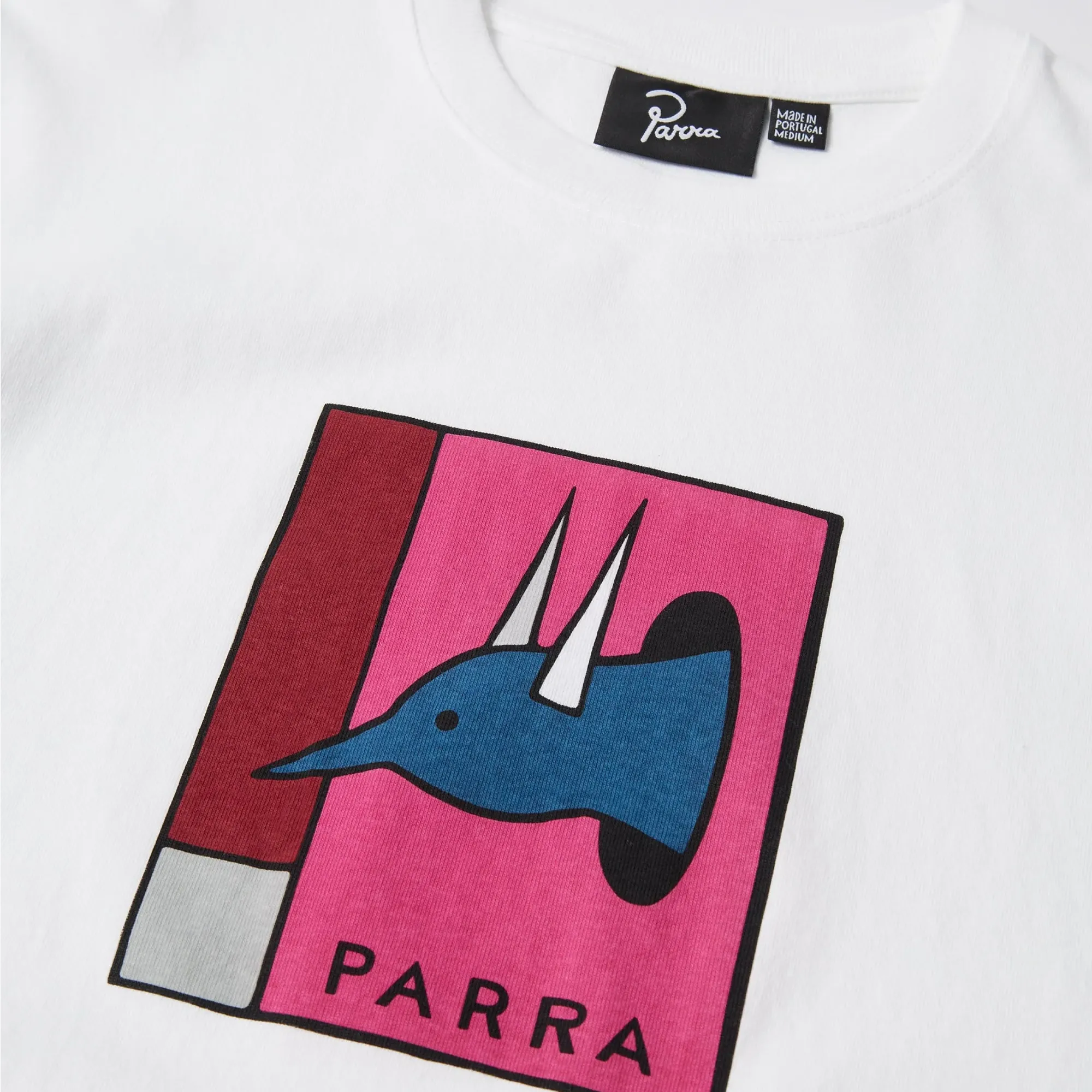 Gros plan sur l'imprimé sérigraphié du t-shirt Parra The Hunted blanc.