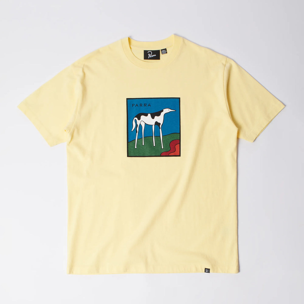 T-shirt Parra Toxic Spill jaune avec illustration chien à bec sur colline verte, vue de face