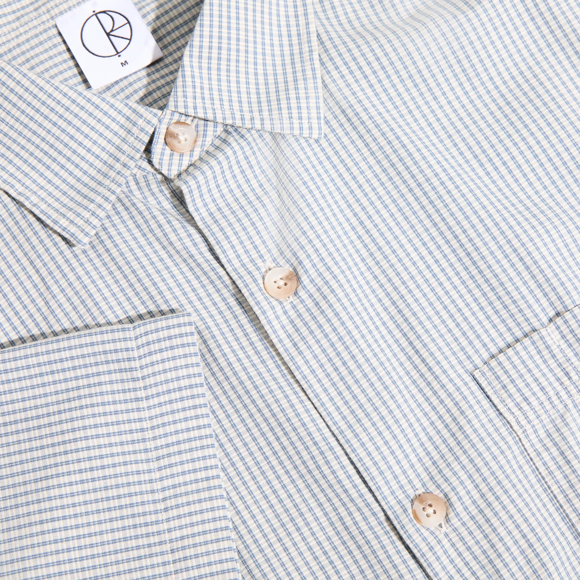 Détail de la poche poitrine et des boutons de la chemise loose fit Polar Skate Co.