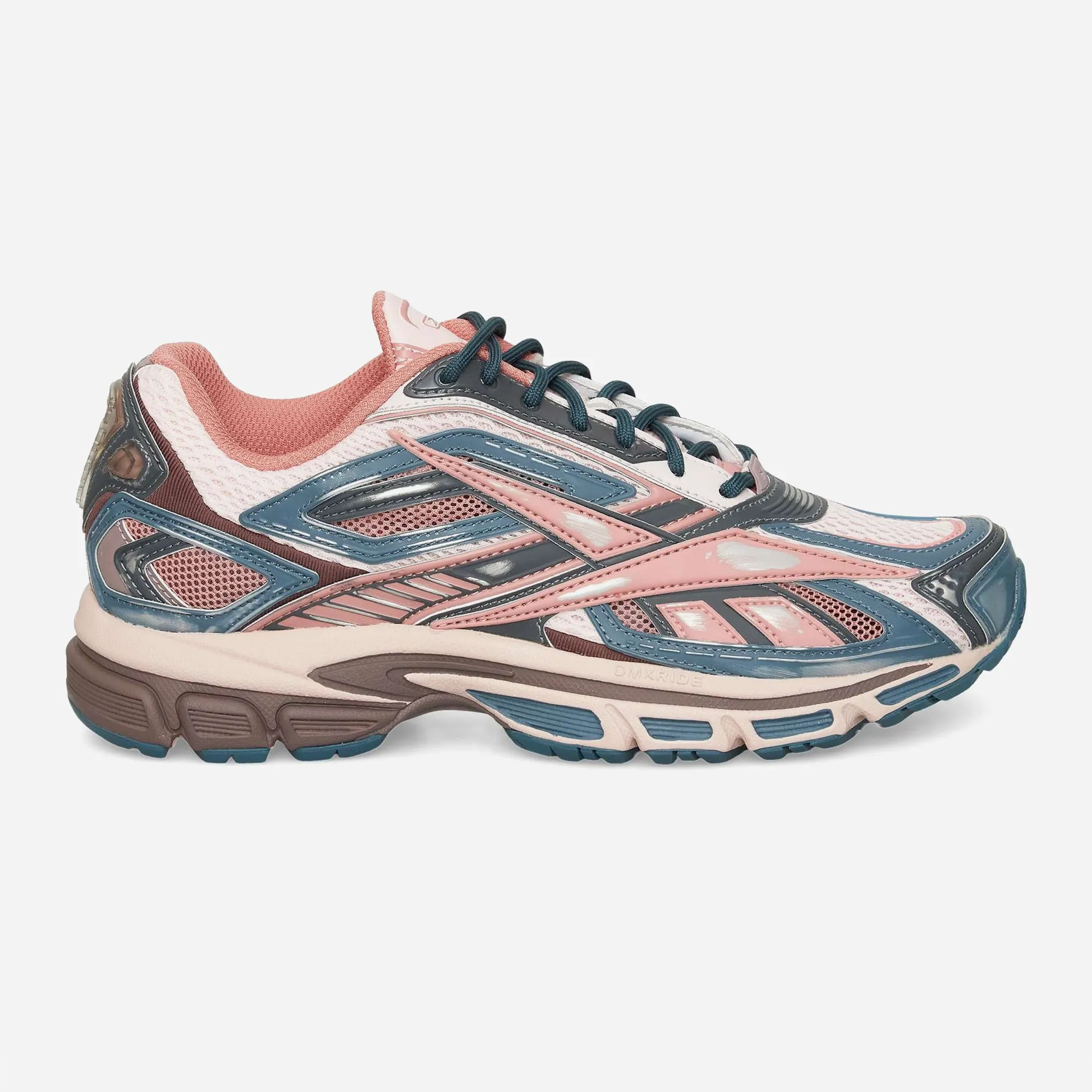 Profil extérieur de la sneaker tech-runner Reebok Premier Road Ultra montrant l'empeigne géométrique rose et bleue et la semelle DMX Ride.