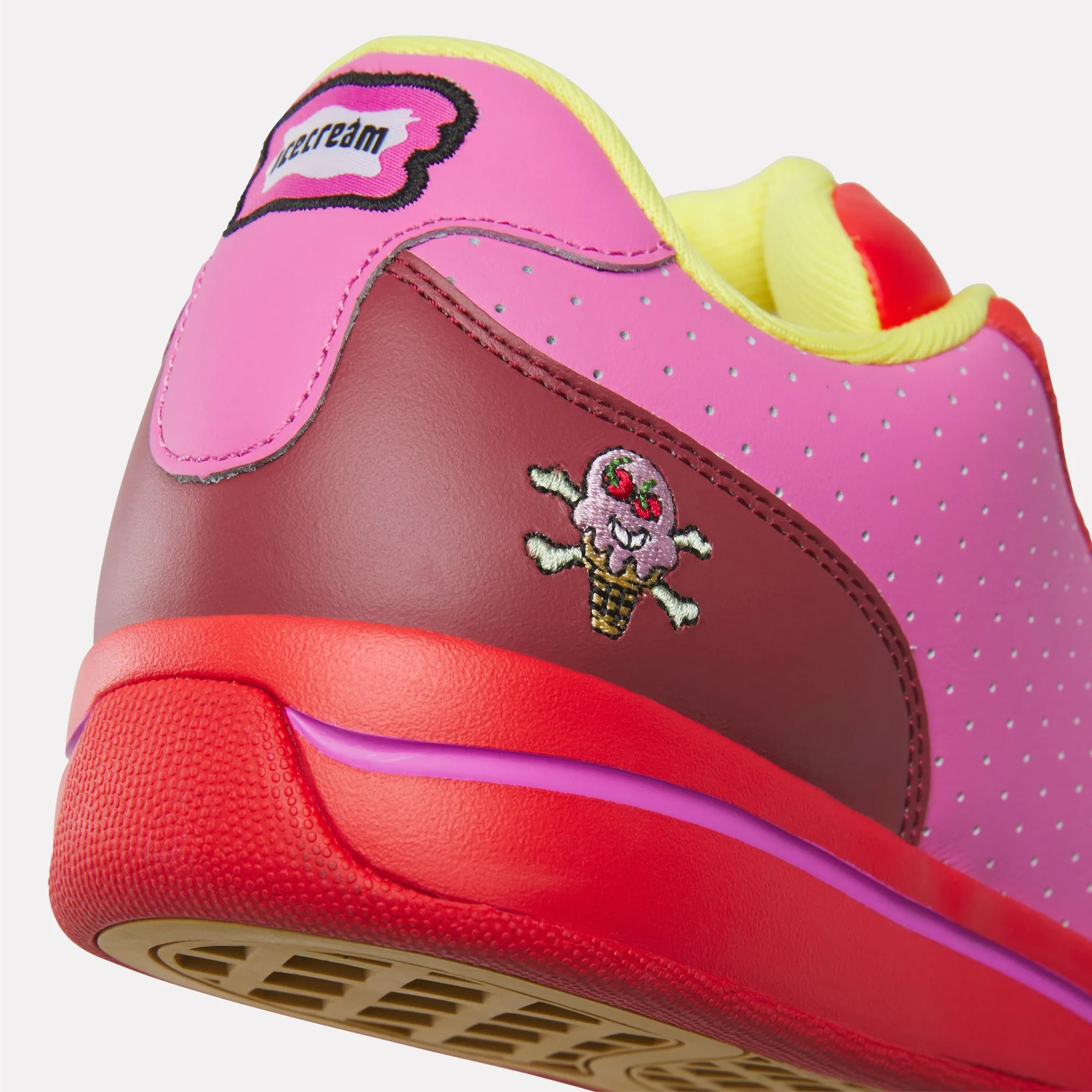 Détail en daim véritable et broderie Ice Cream sur la Reebok Board Flip édition limitée.
