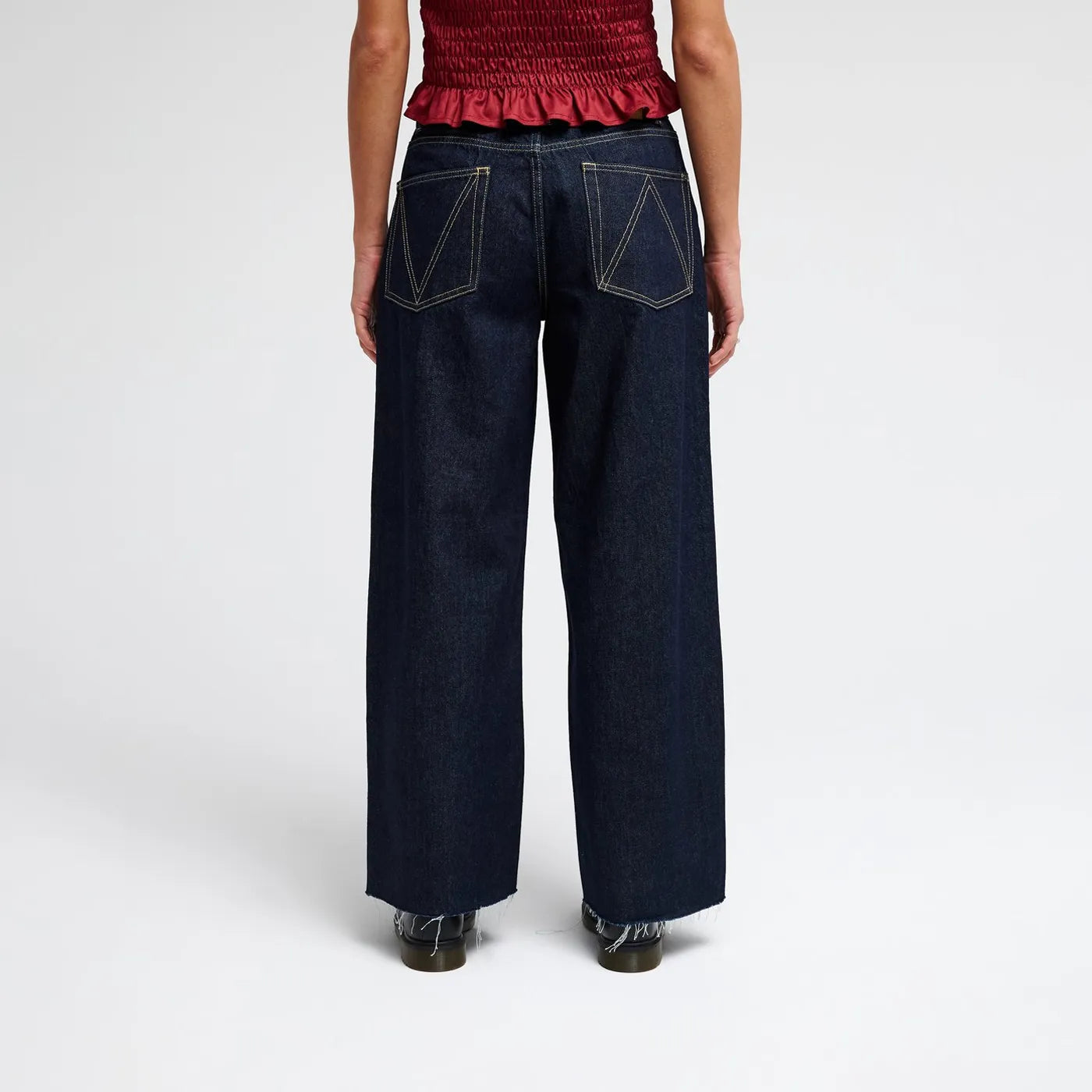 Vue arrière du jean RVCA Coco Denim Indigo montrant les surpiqûres des poches arrière