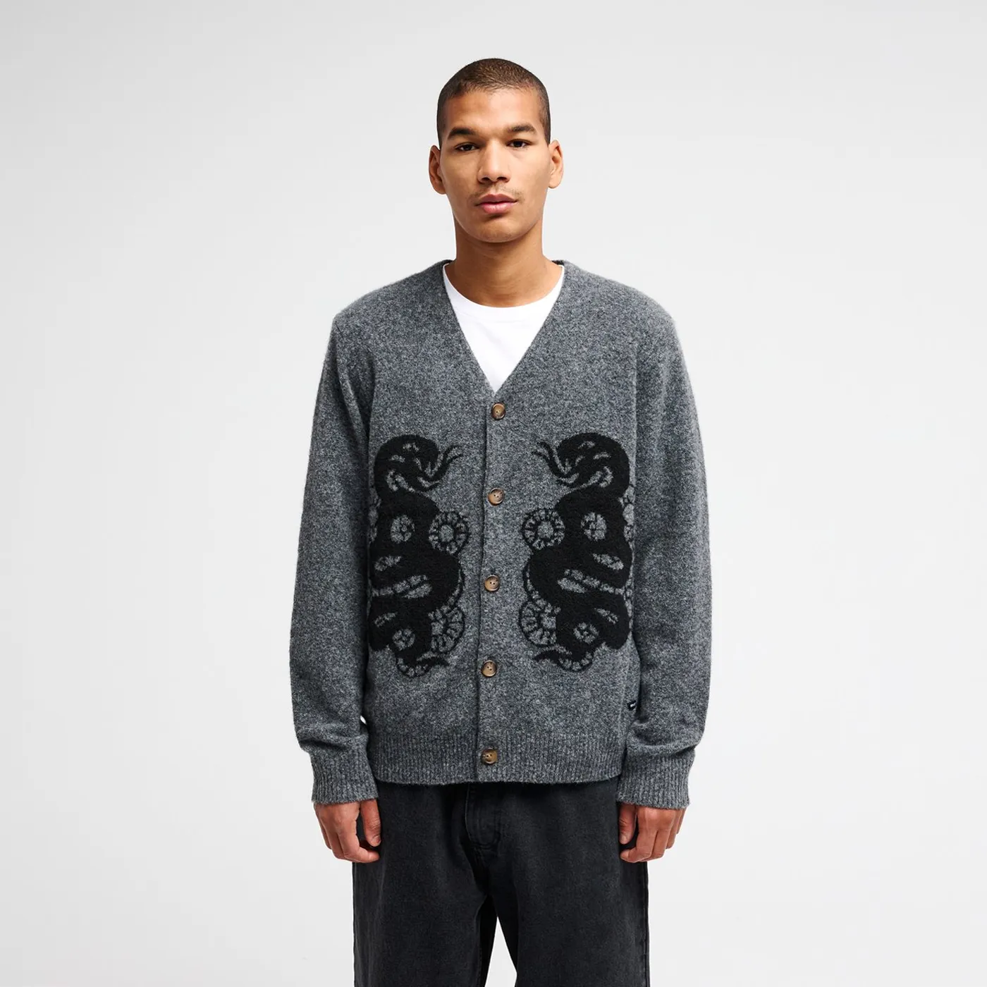 Cardigan en maille gris anthracite RVCA Dalas Snake avec motif serpent vue de face.