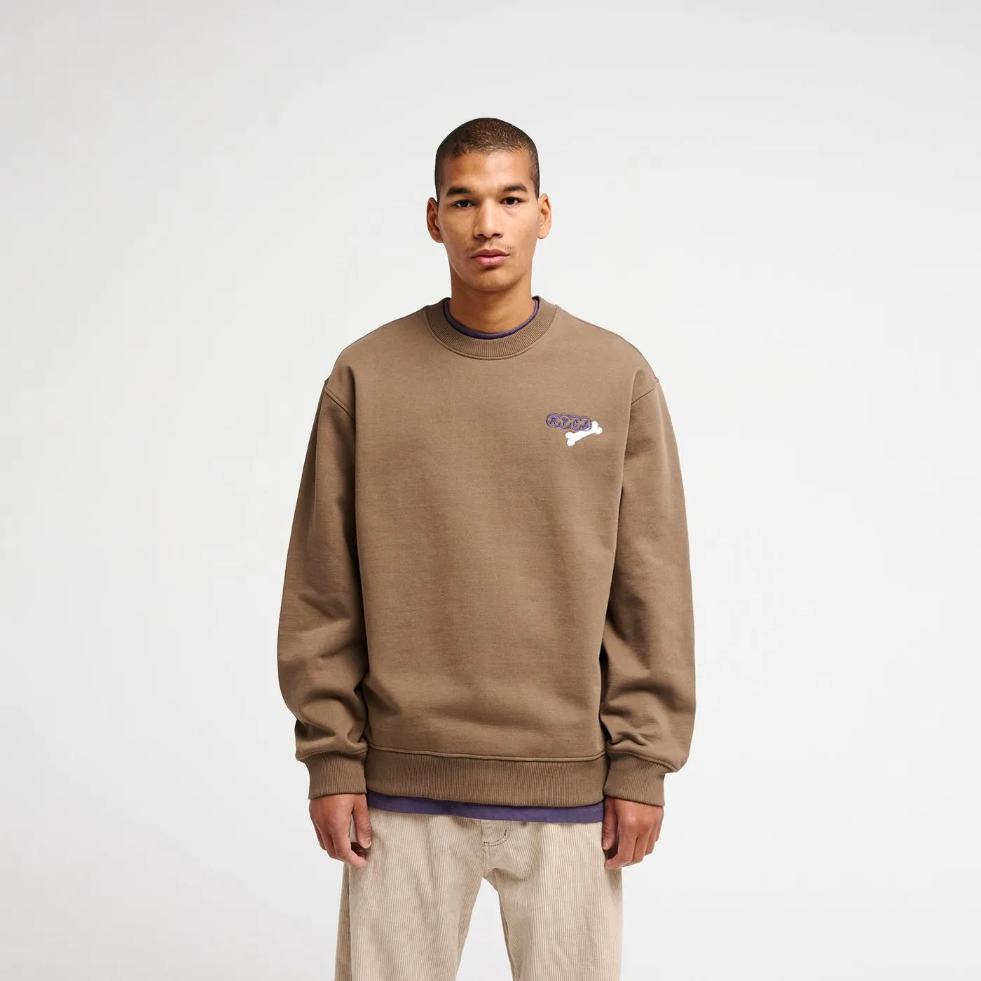 Sweat col rond marron RVCA Dalas Tiger Palm Wood vue de face.