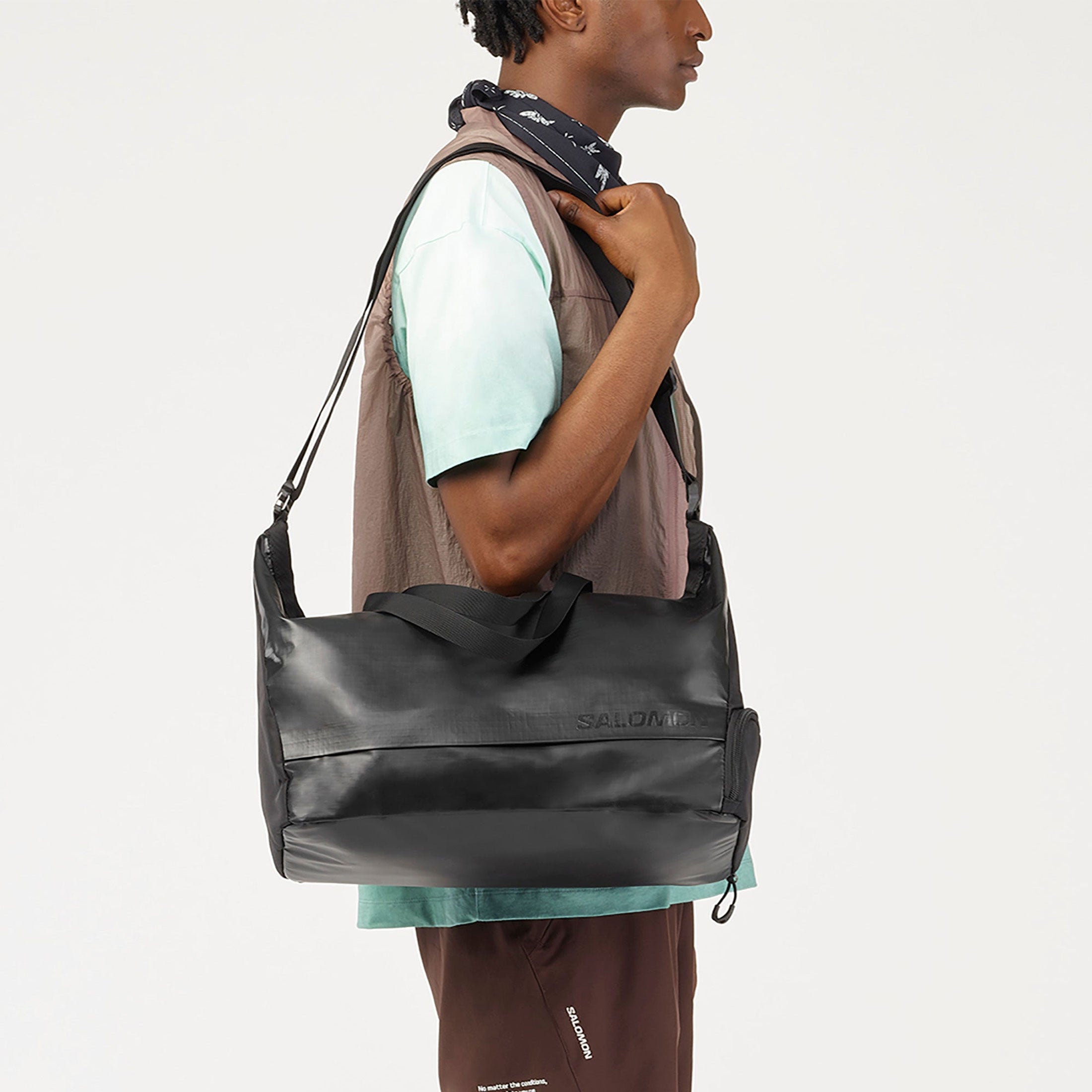 Sac Salomon porté en bandoulière style urbain gorpcore.