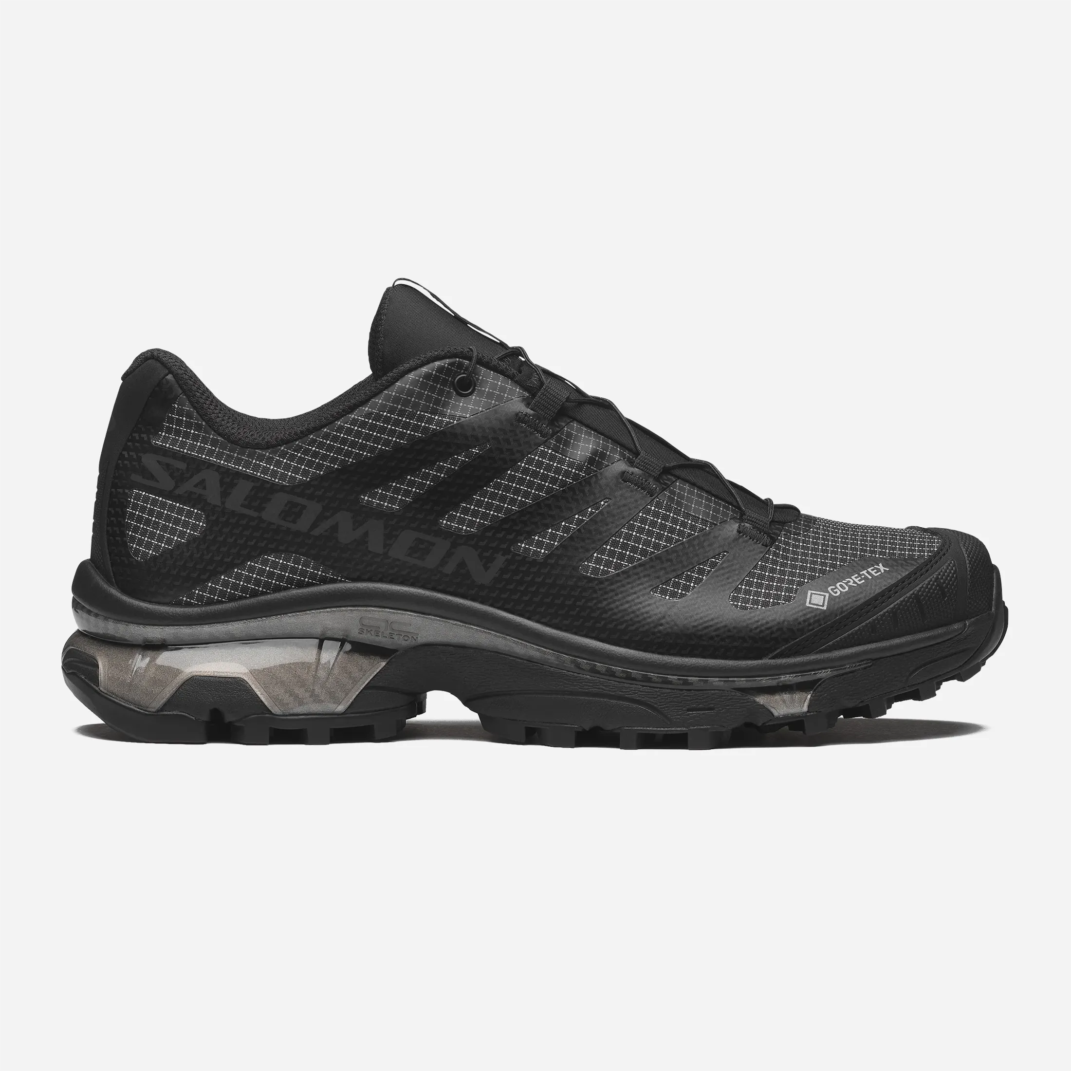Sneakers premium Salomon XT-4 OG GTX Triple Black vue de profil avec membrane Gore-Tex et semelle Mud Contagrip.