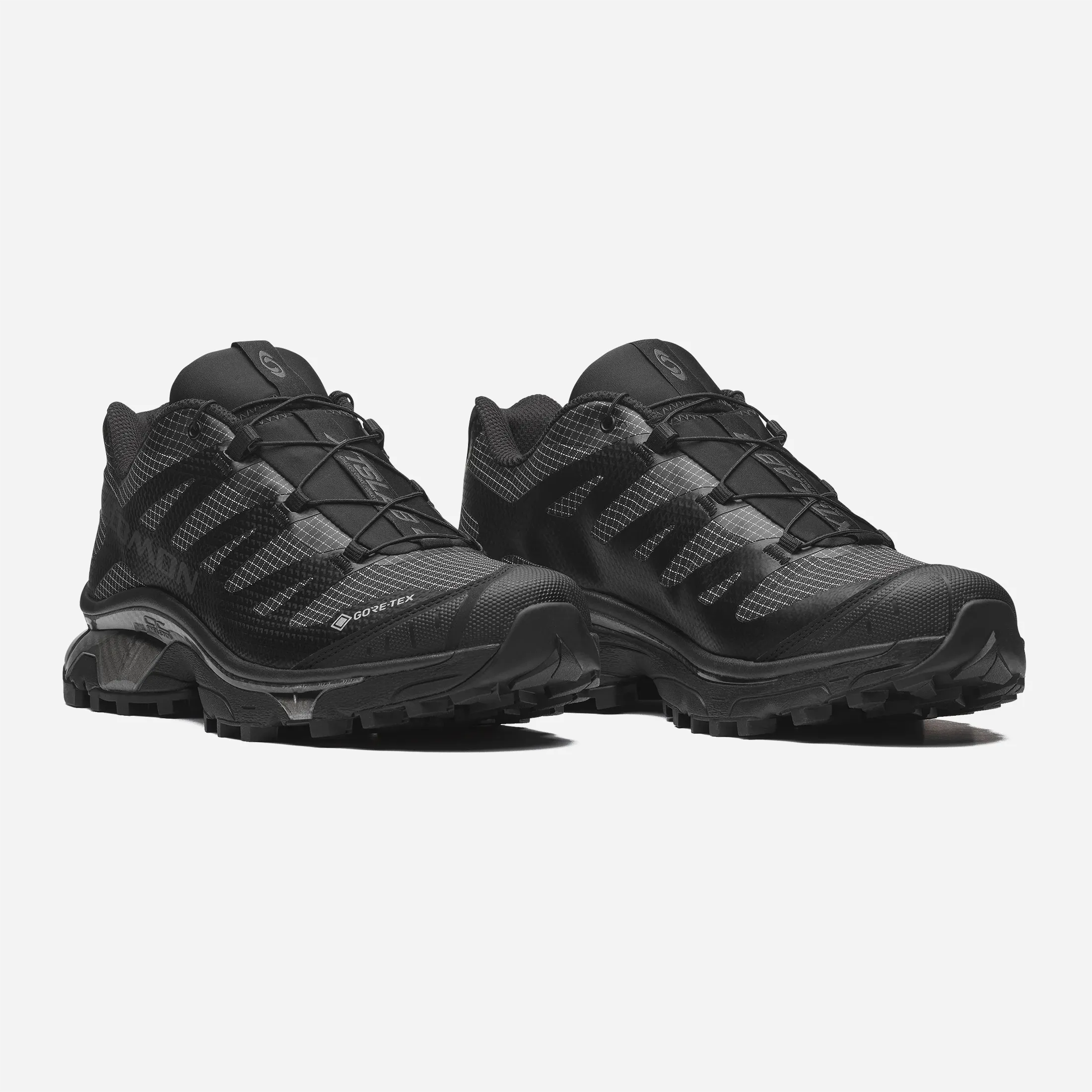 Chaussure Salomon XT-4 OG noire de face montrant le système Quicklace et le mesh anti-débris.