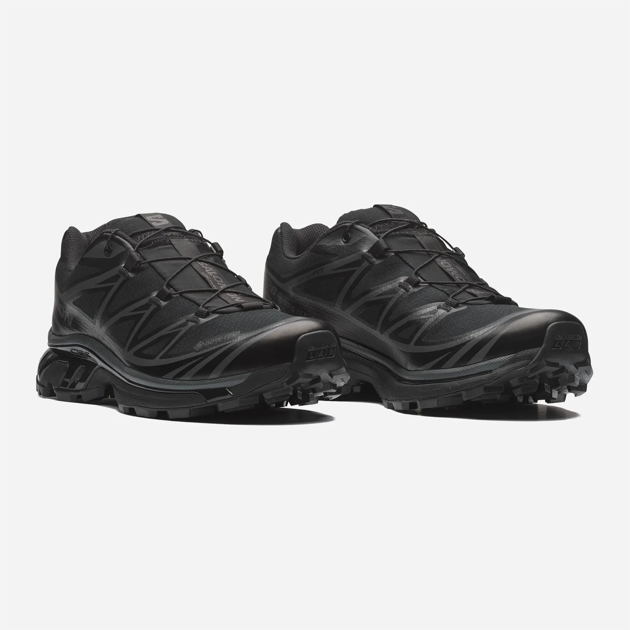 Chaussure Salomon XT-6 GTX triple black de face montrant le système Quicklace et le mesh fermé imperméable.