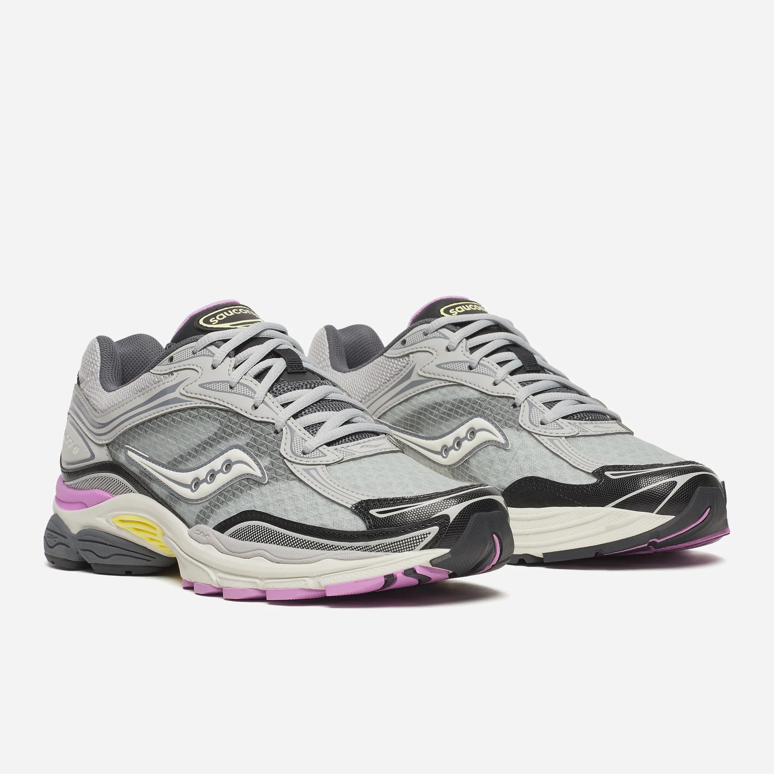 Saucony ProGrid Omni 9 coloris Harbor Black, semelle Grid Technology, détail amorti et finitions réfléchissantes
