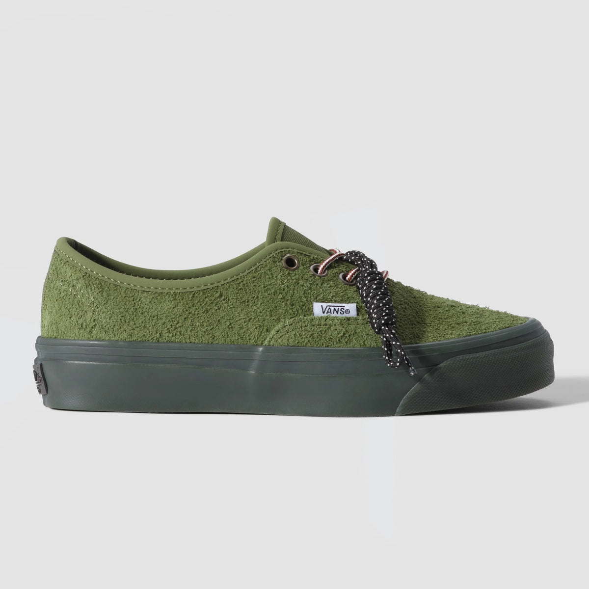 Vans LX Authentic 44 Field Black Green de profil, daim olive texturé, semelle vert sapin satinée et lacet en corde noir noué