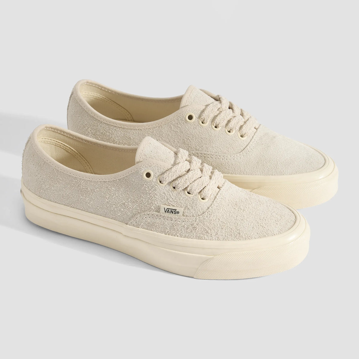 Paire de Vans LX Authentic 44 Hairy Suede Creme Brulee, daim velouté crème, lacets duveteux et semelle brillante, vue trois quarts