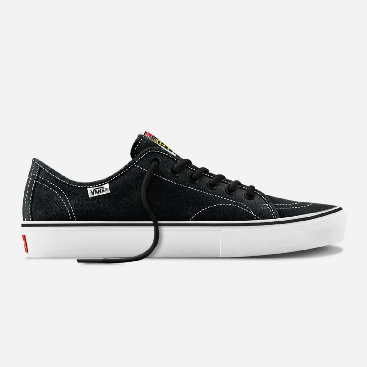 Paire de Vans Skate AVE Classic Black White, daim et toile noirs, Sidestripe blanche et semelle vulcanisée blanche à bande noire, vue de profil