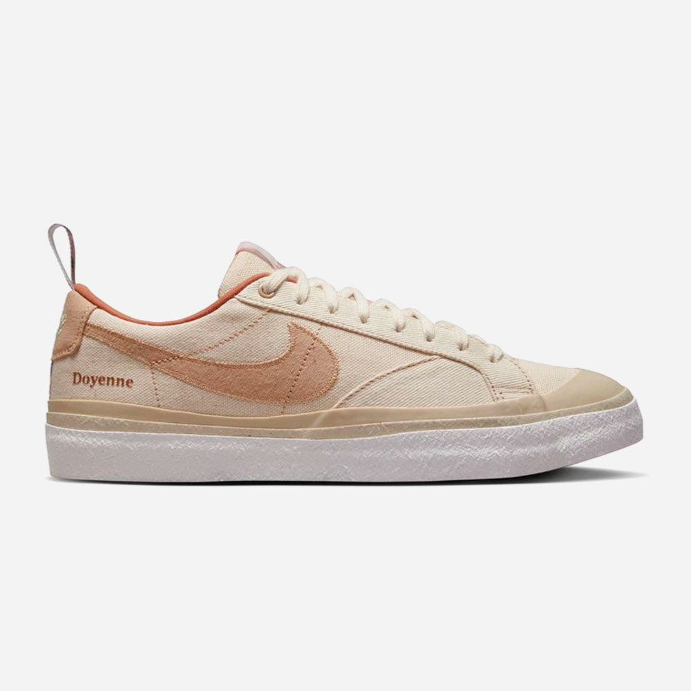 NIKE SB - ZOOM BLAZER LOW PRO QS X DOYENNE - COCONUT MILK RATTA LIMESTONE RATTAN