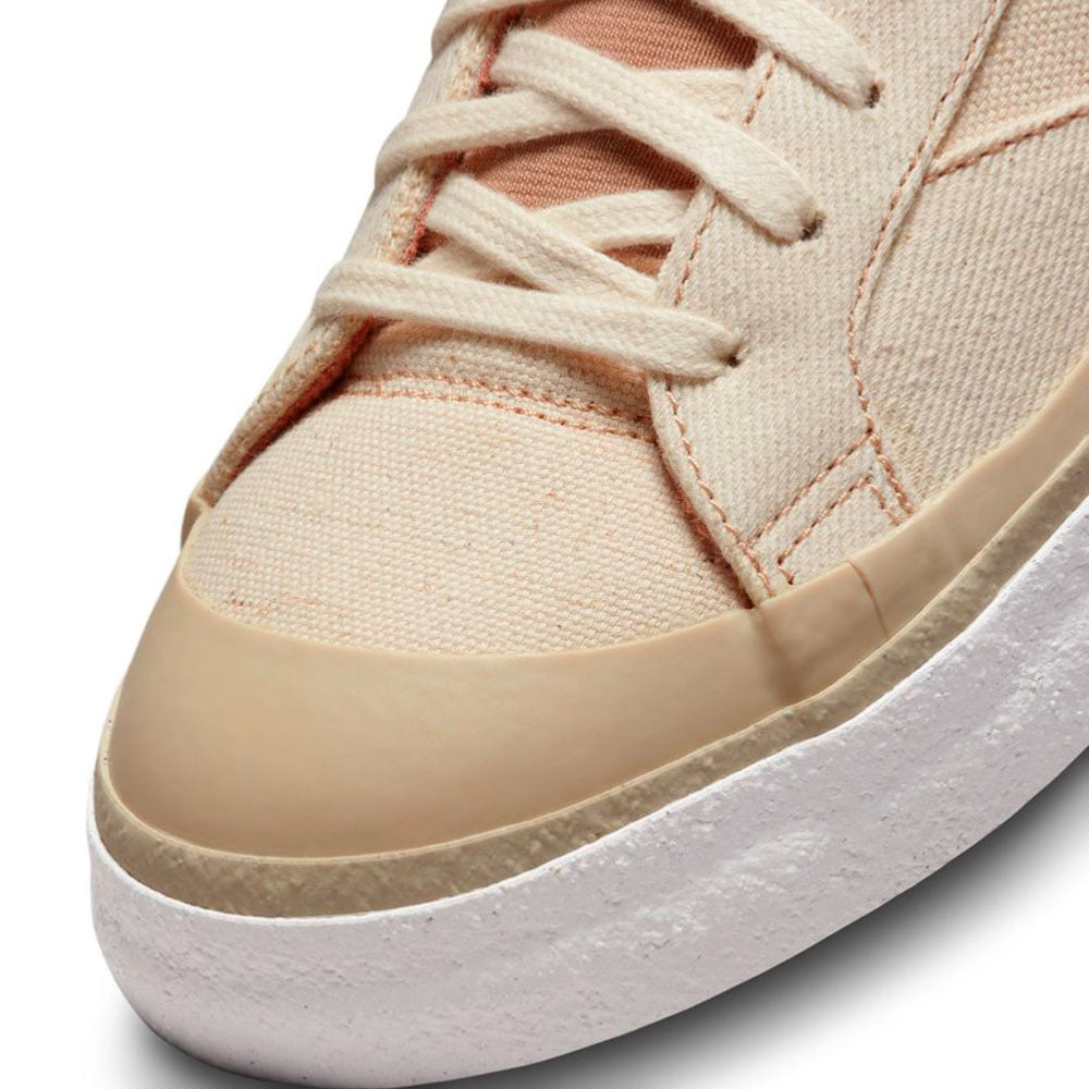 NIKE SB - ZOOM BLAZER LOW PRO QS X DOYENNE - COCONUT MILK RATTA LIMESTONE RATTAN