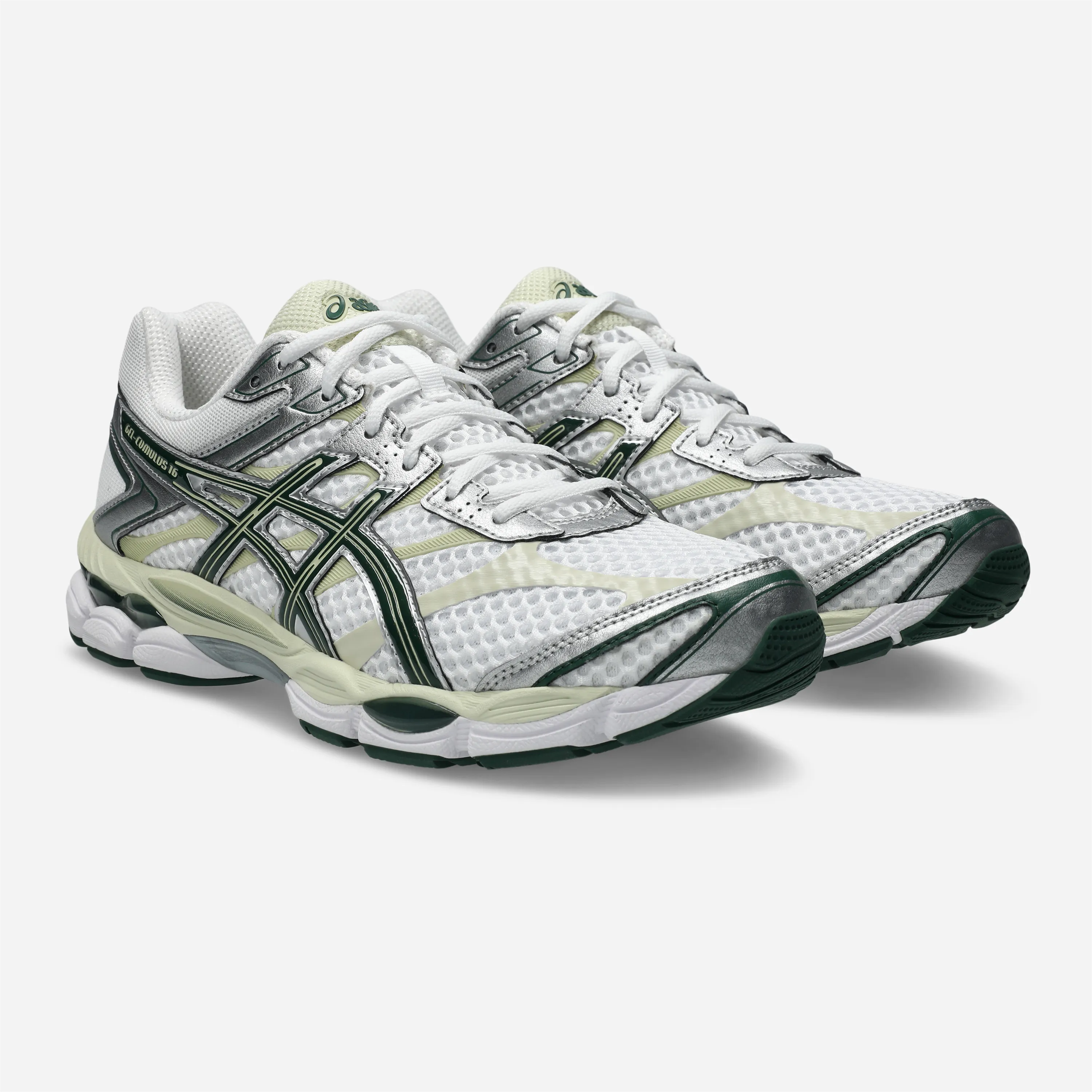 Chaussures de running ASICS GEL-Cumulus 16 White Forest Night montrant les superpositions argentées et la maille ouverte.