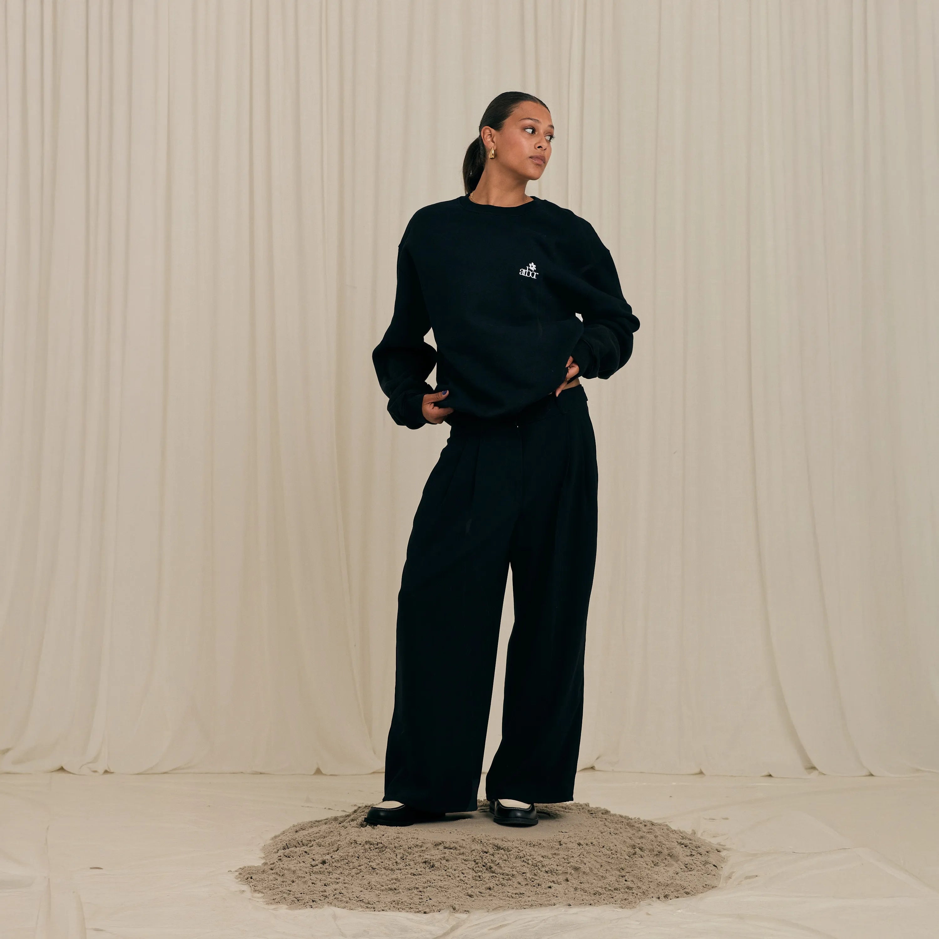 Arbor Antwerp Mini Flower Crewneck Black photoshoot