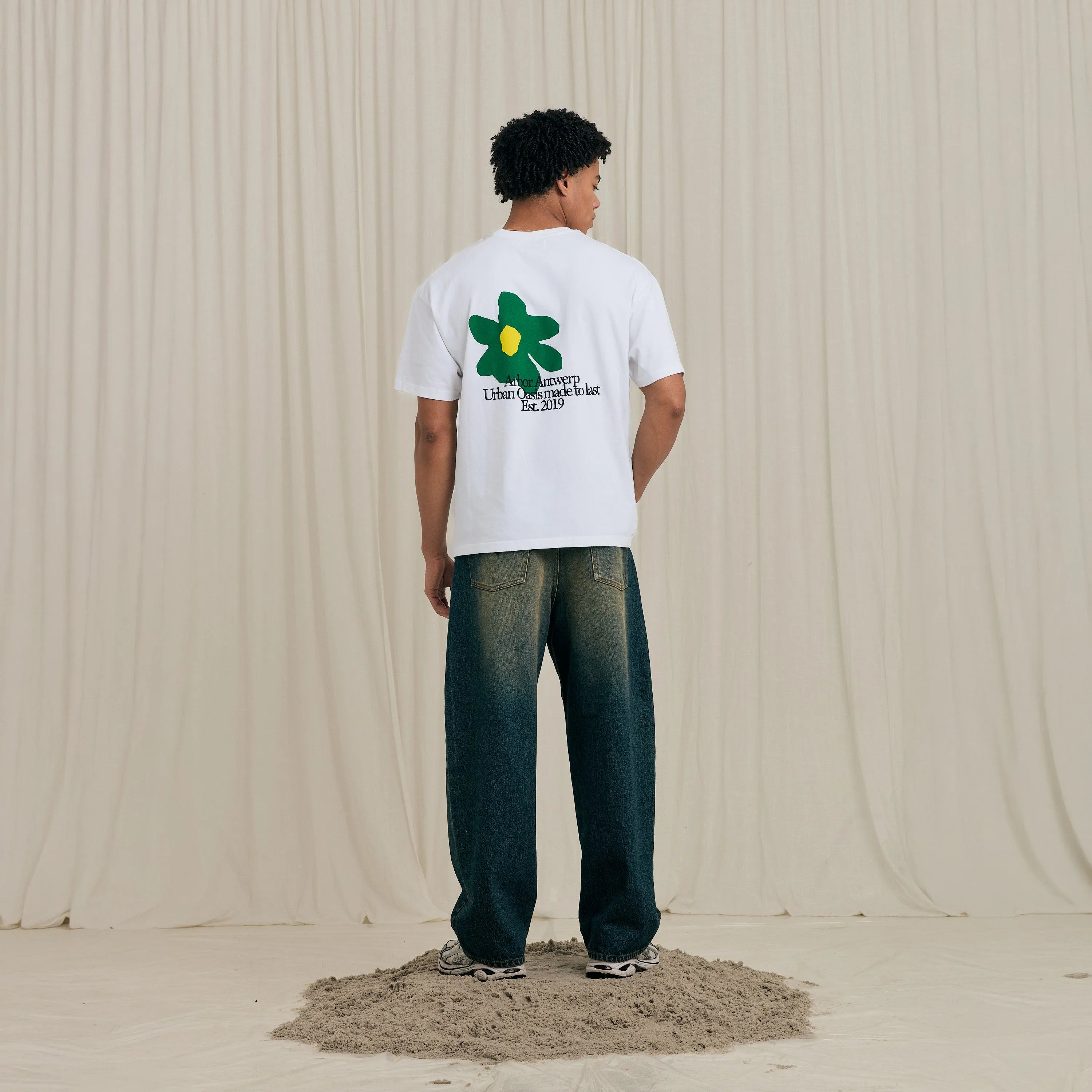 Arbor Antwerp Flower Oasis Green T-shirt White photo porté