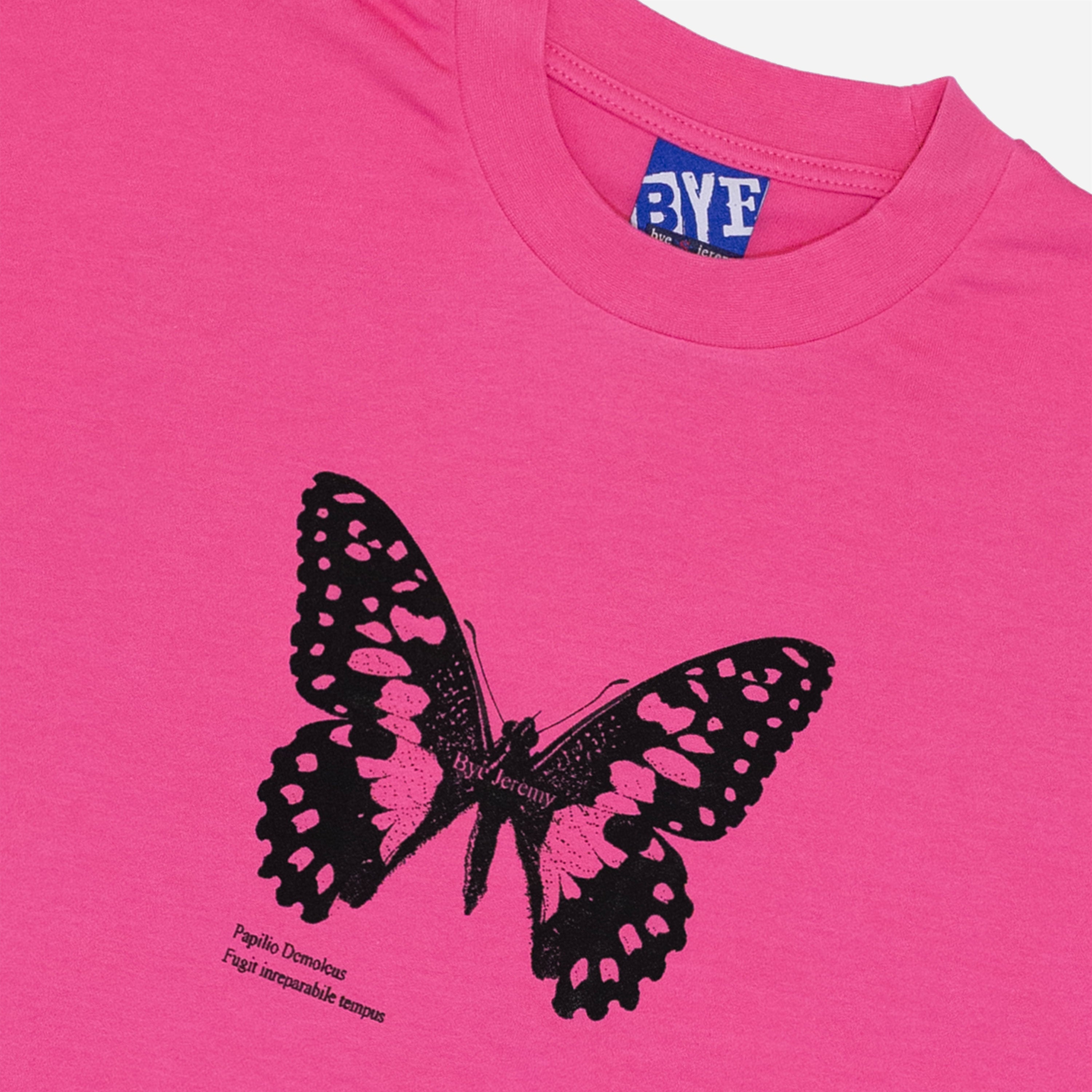 Détail du T-shirt à manches courtes rose vif de la marque Bye Jeremy, modèle Butterfly Tee, avec un grand papillon noir graphique imprimé.