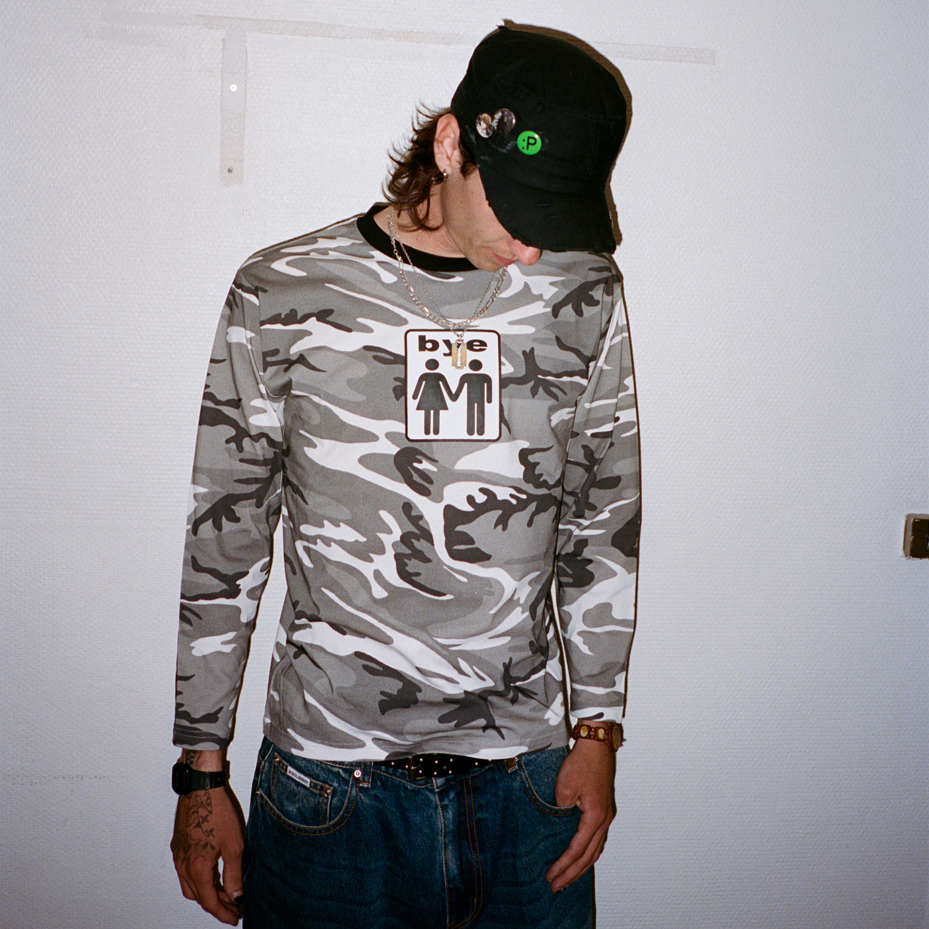 Lookbook du T-shirt manches longues Bye Jeremy modèle Couple Longsleeve au motif camouflage.