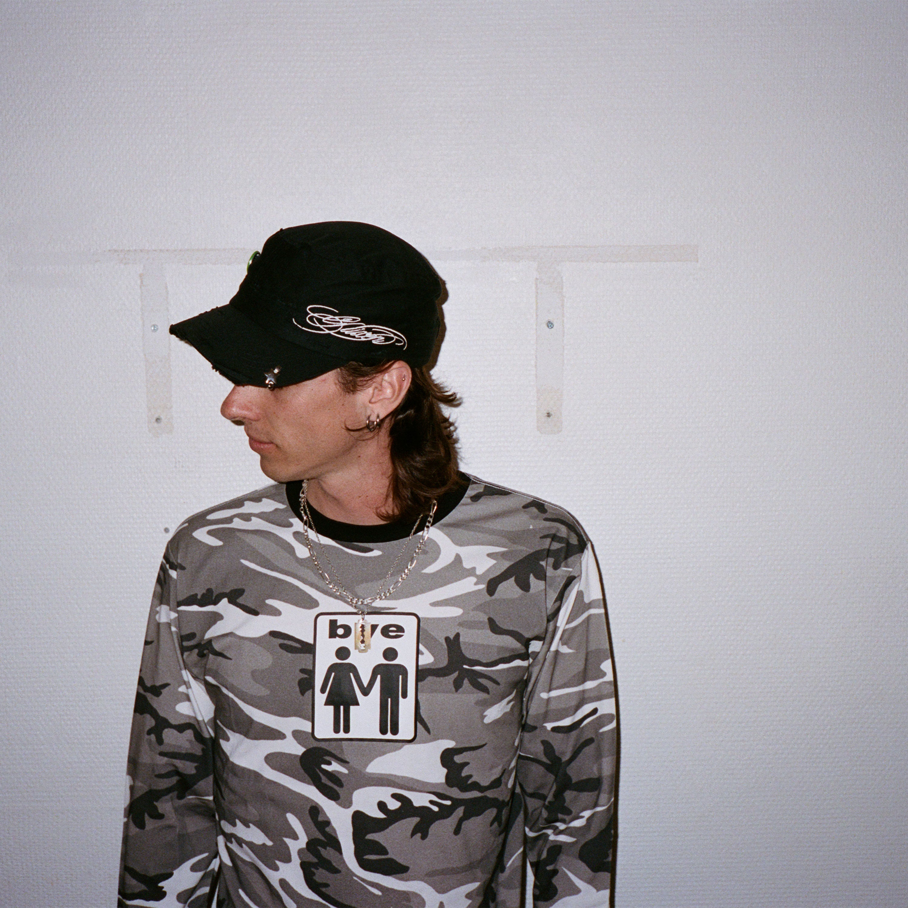 Look du T-shirt manches longues Bye Jeremy modèle Couple Longsleeve au motif camouflage.