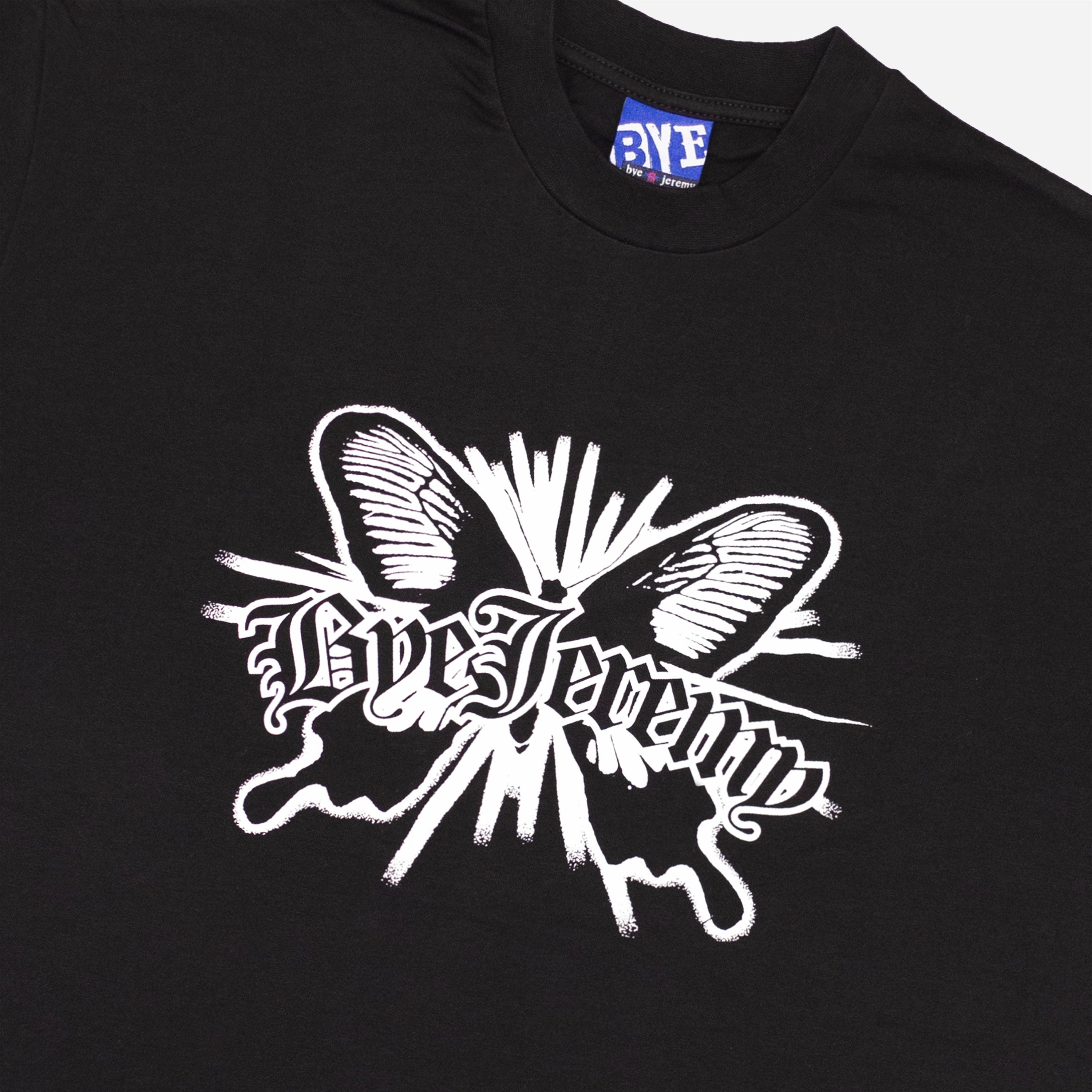 Détail T-shirt noir à manches courtes Bye Jeremy, modèle Loco Tee, avec un grand graphisme papillon.