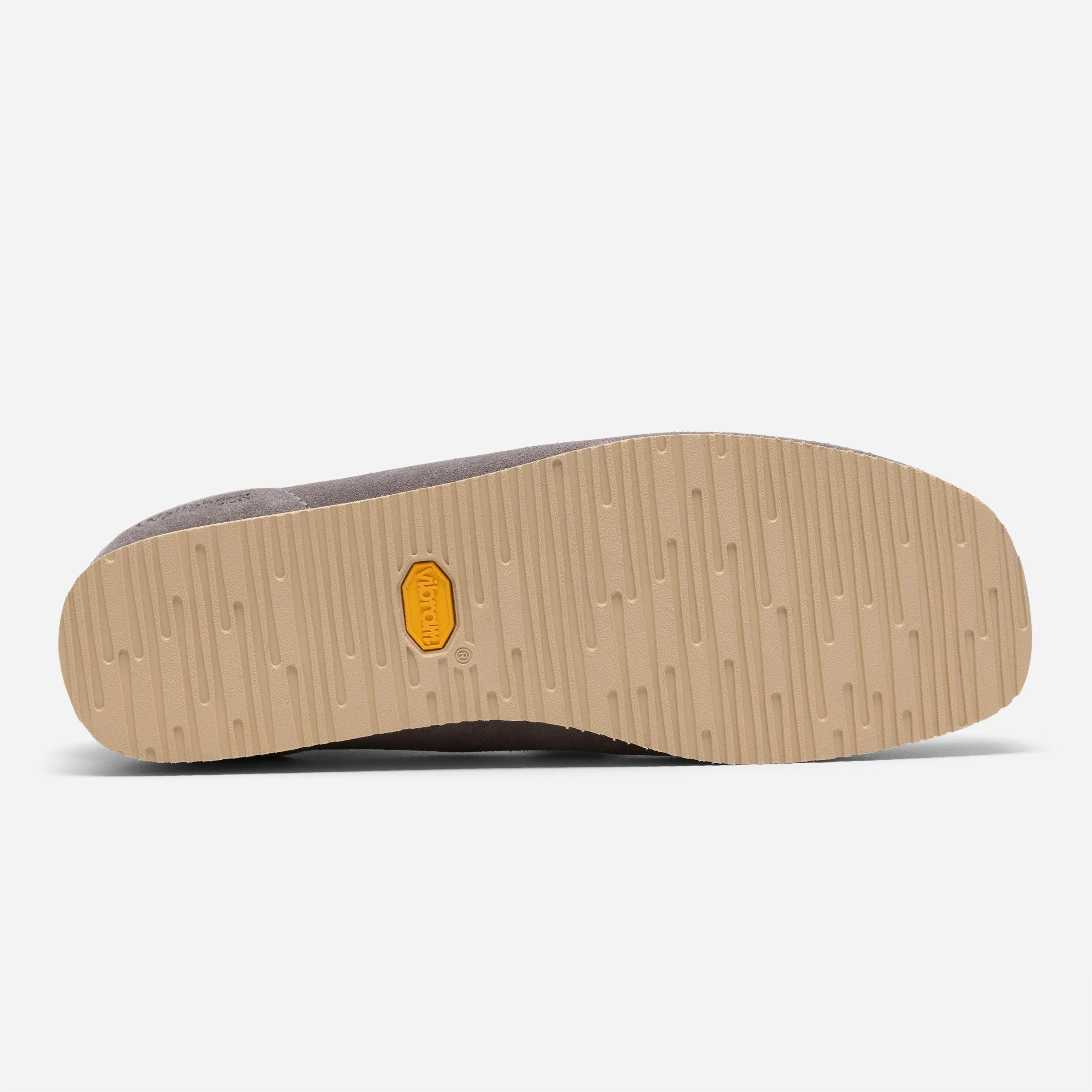 Gros plan sur la véritable semelle crantée Vibram de la chaussure Clarks Wallabee 2604.