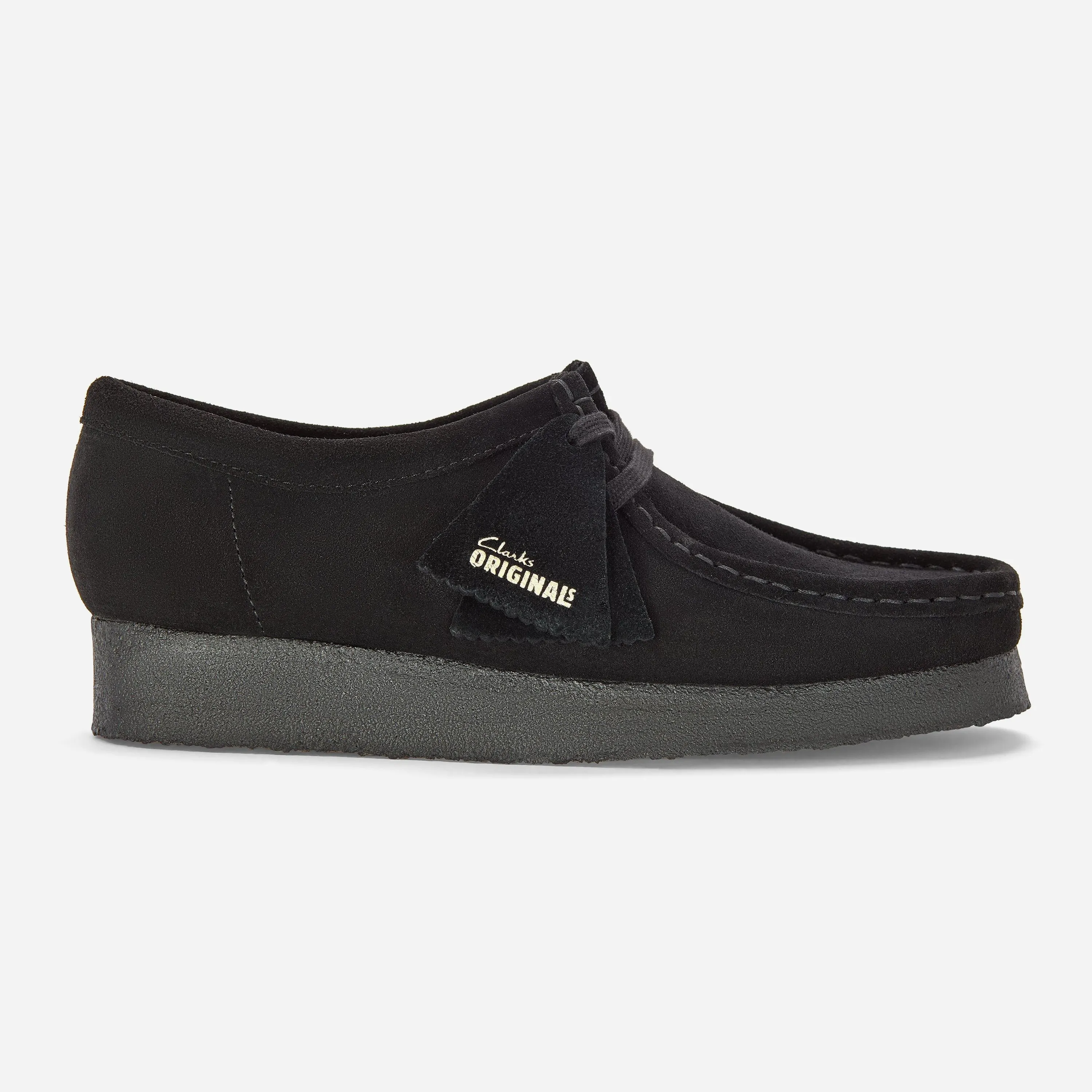 Vue de profil de la chaussure Clarks Wallabee Black Suede mettant en valeur l'épaisse semelle texturée en crêpe naturel.