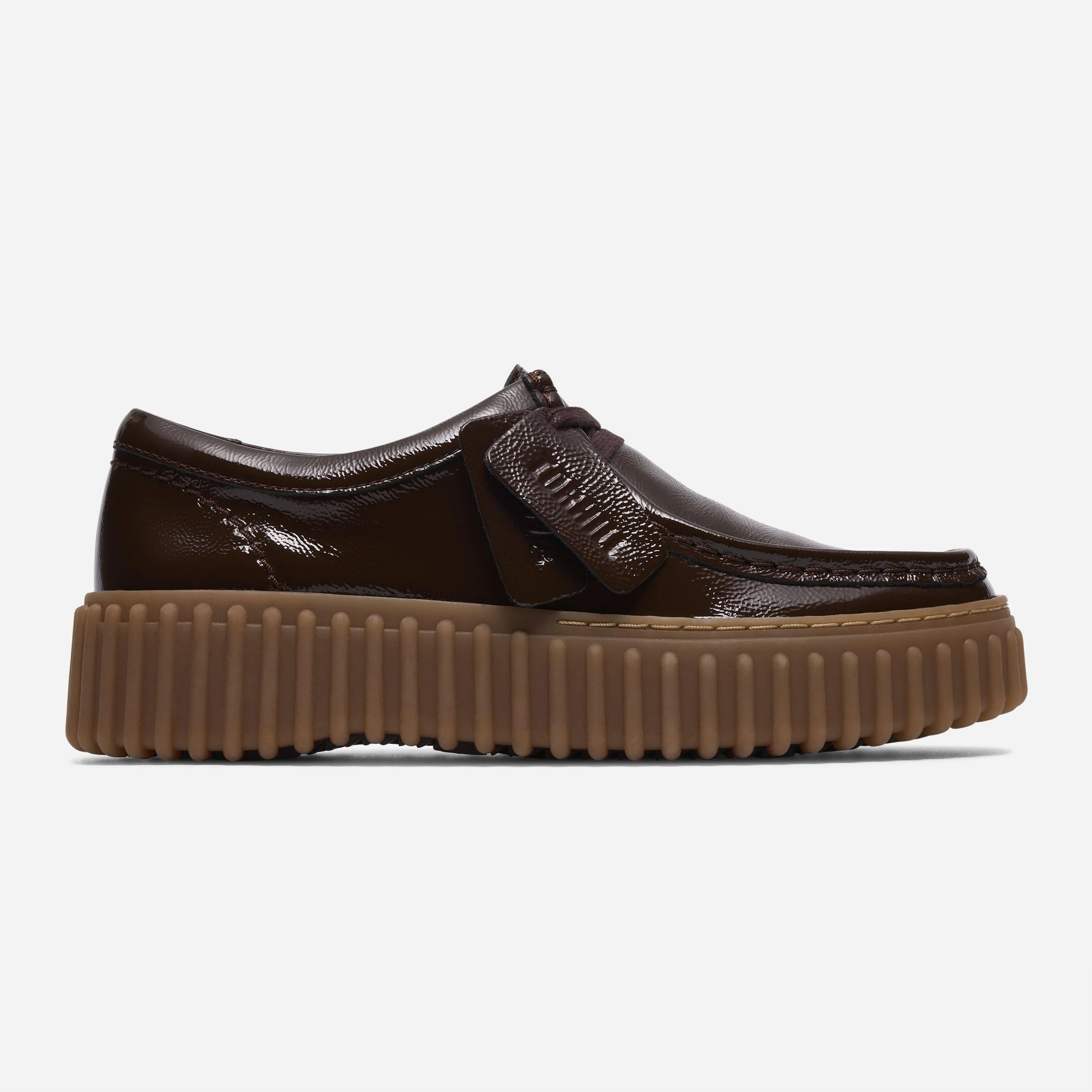 Side profile of the Clarks Torhill Bee shoe showcasing the thick 40mm 90s-style ribbed outsole.