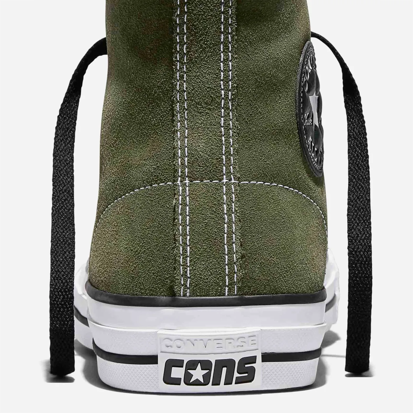 Gros plan sur la couture arrière blanche contrastante sur le daim vert olive.
