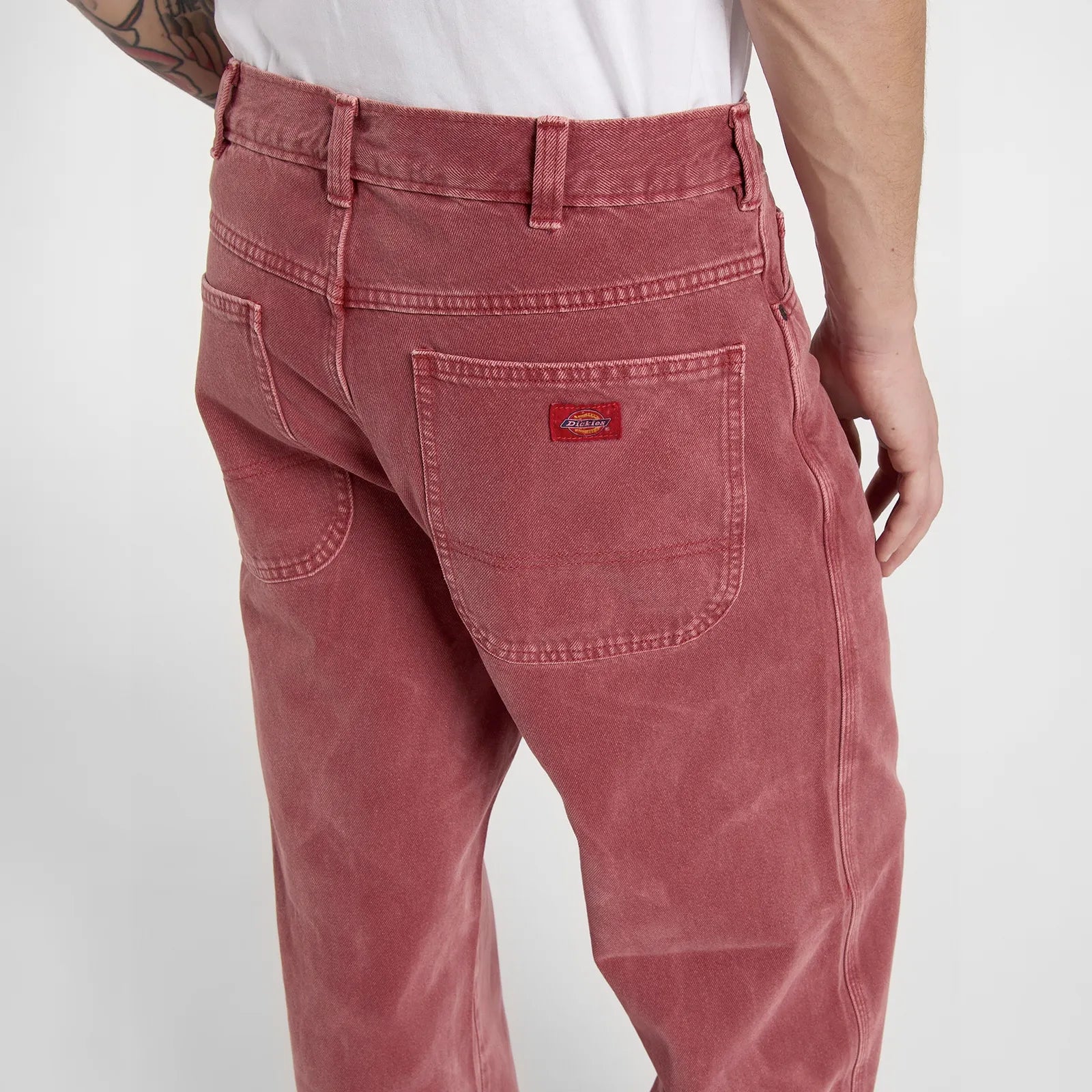 Gros plan fesses et poches arrière jean Dickies avec étiquette logo.