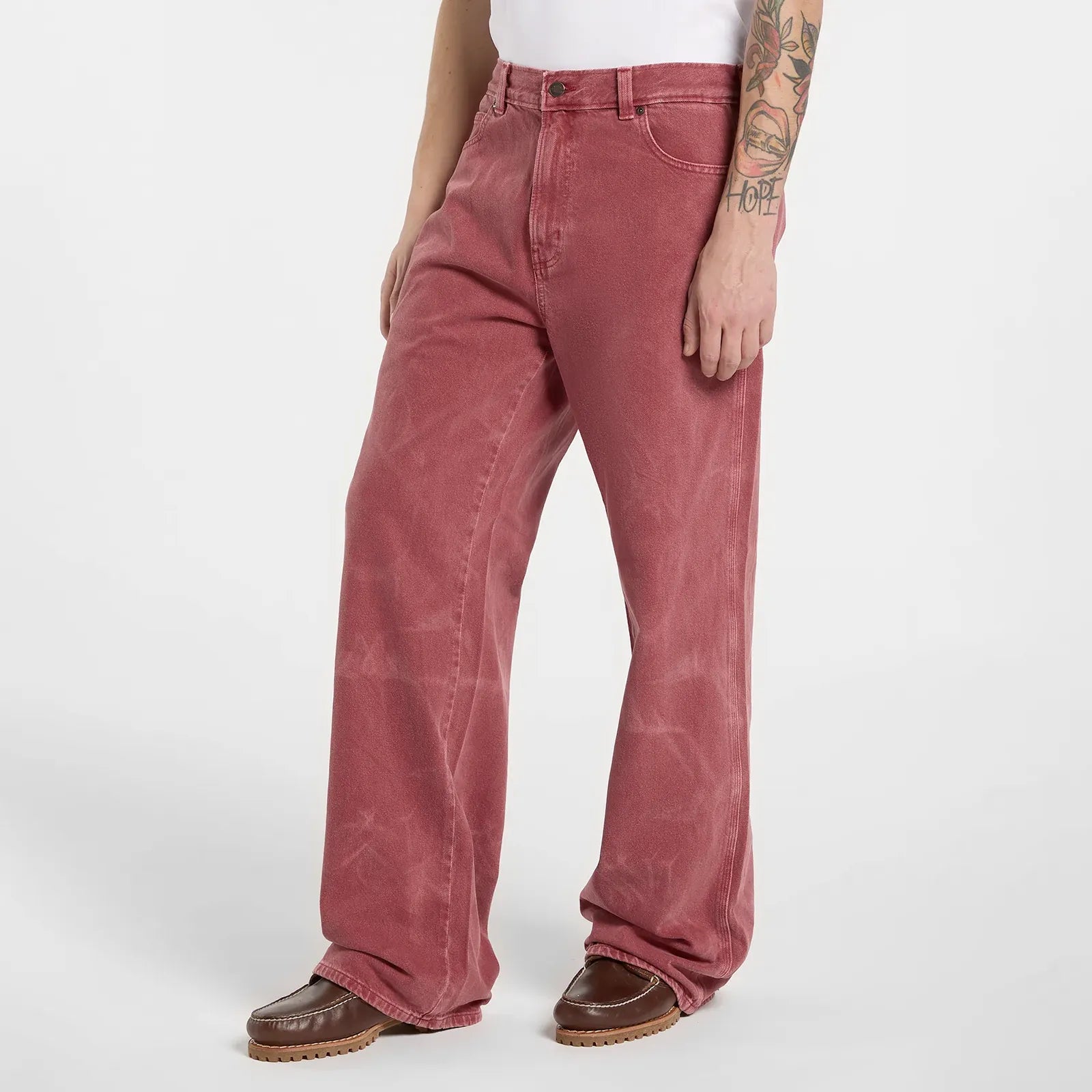 Profil du jean Dickies montrant la jambe large et droite sur chaussures bateau.