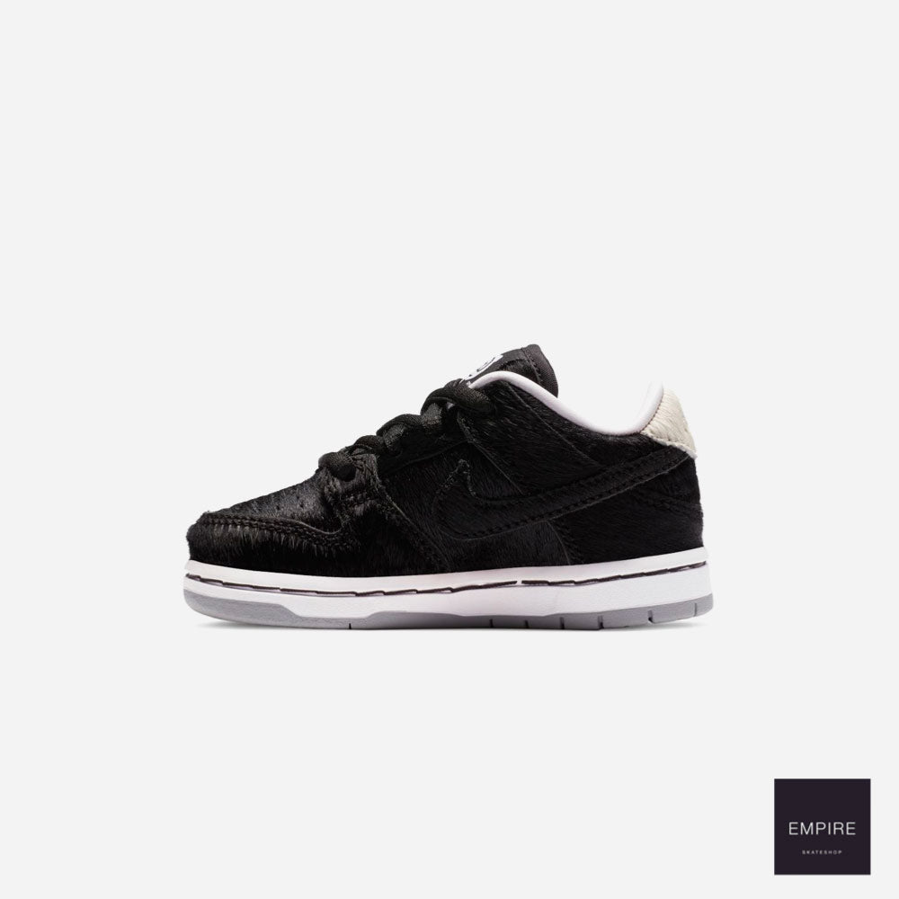 NIKE SB x MEDICOM TOY DUNK LOW PRO QS (TD) "BEARBRICK" - Black - White